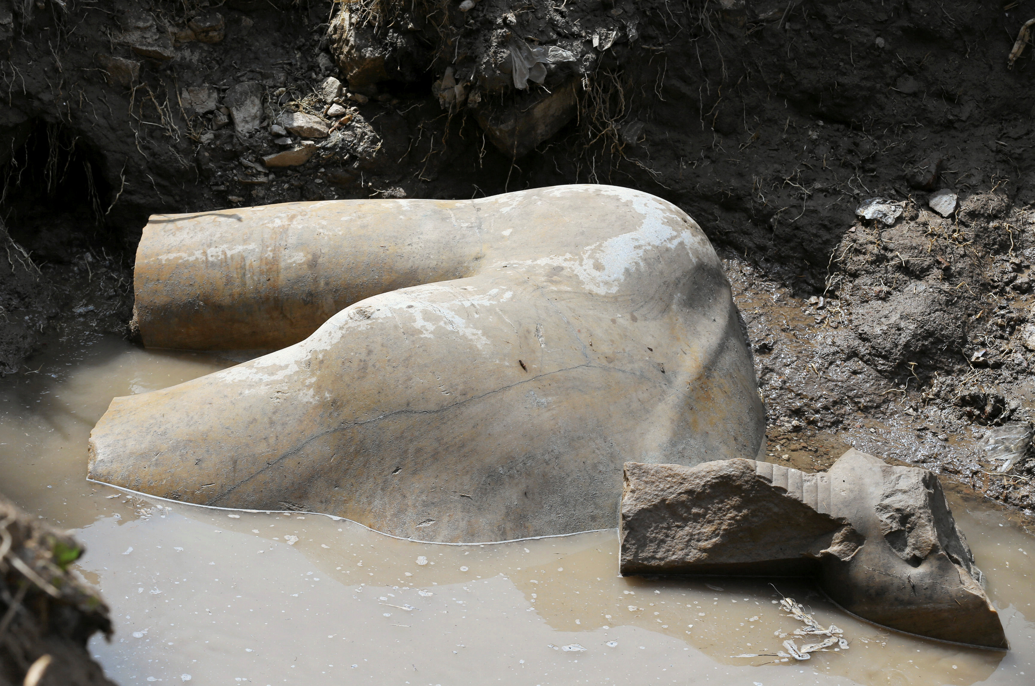 Κολοσσιαίο άγαλμα του Ραμσή Β' βρέθηκε σε φτωχογειτονιά του Καΐρου