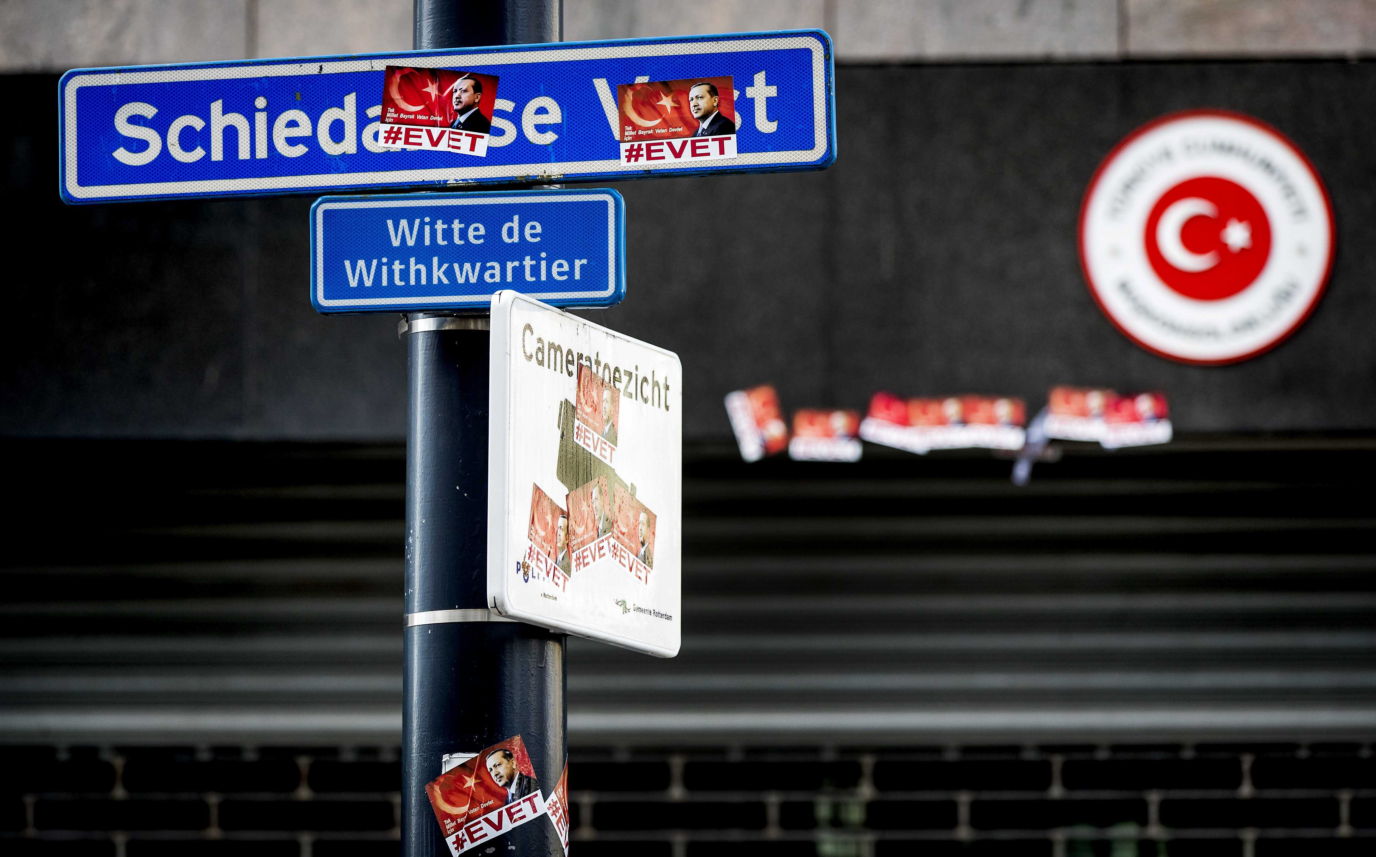 Με «σκληρά αντίποινα» προειδοποιεί την Ολλανδία η Τουρκία