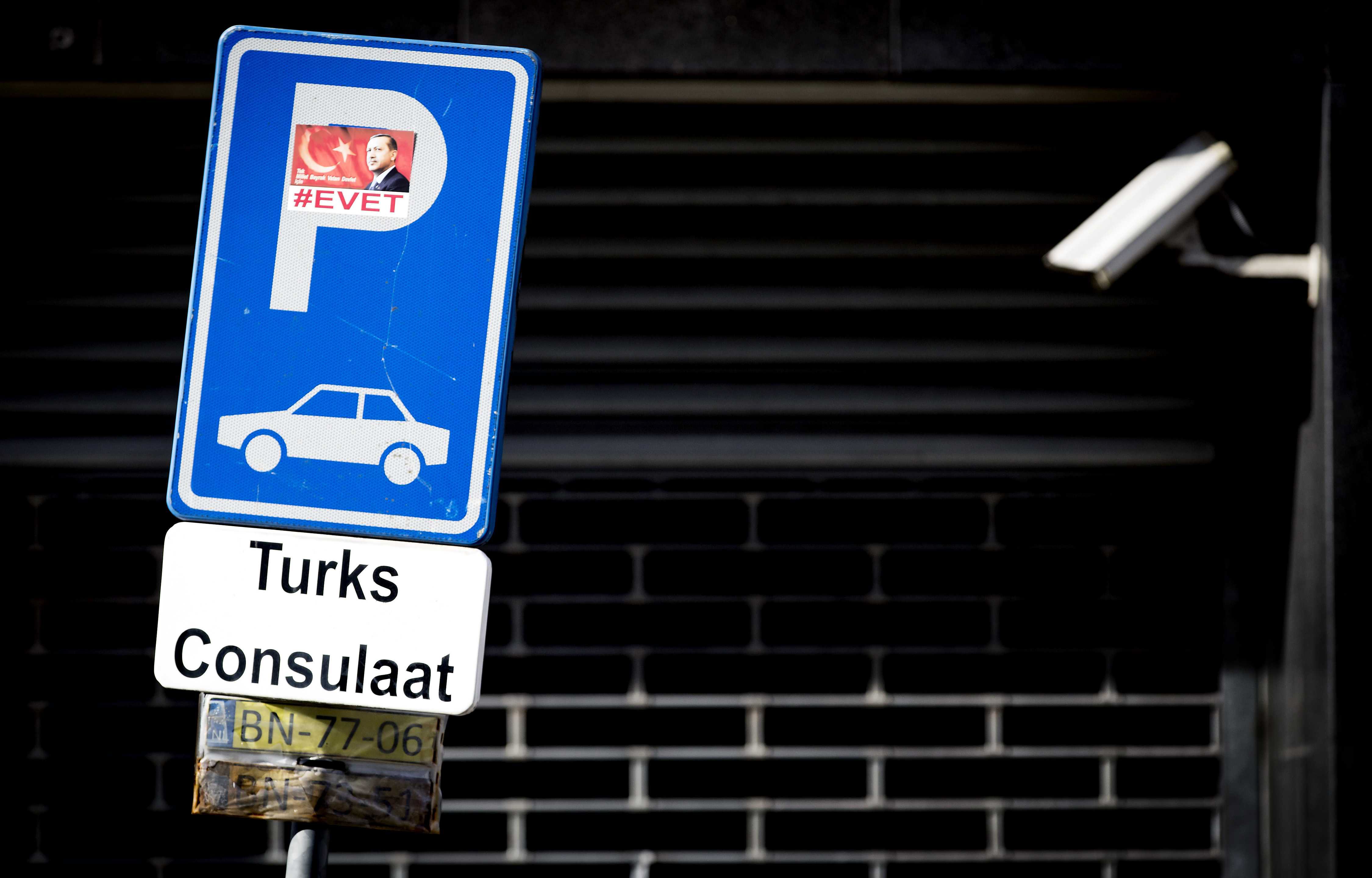 Στο «κόκκινο» παραμένουν οι σχέσεις Ολλανδίας-Τουρκίας