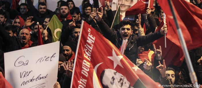 Η Γερμανία δεν απαγορεύει εκδηλώσεις τούρκων πολιτικών