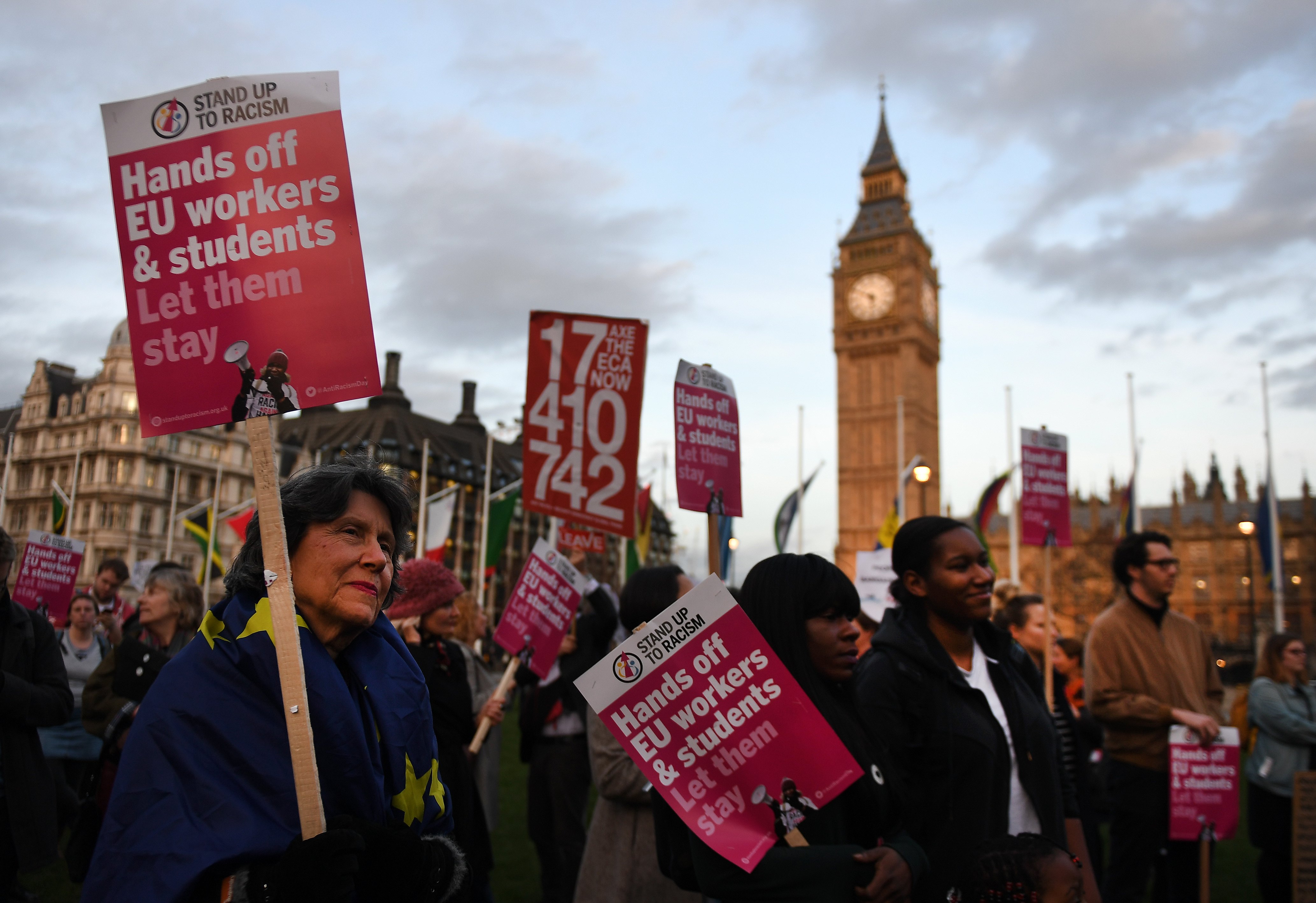 Brexit: «Κόβει» η Βουλή προστασία Ευρωπαίων και βέτο στη συμφωνία