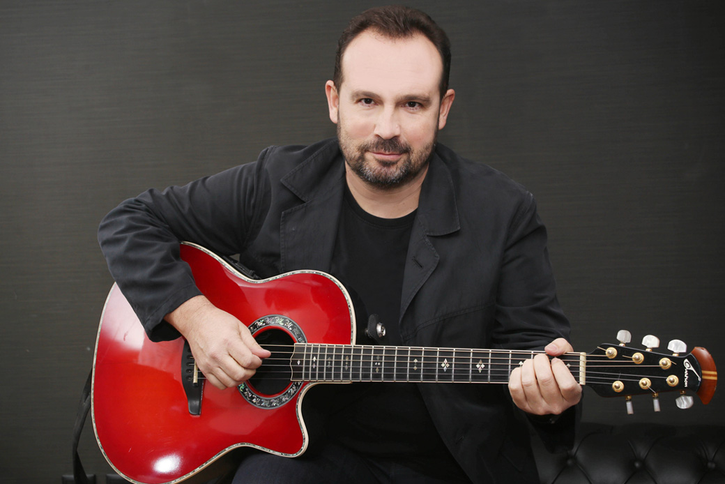 Ο Κώστας Μακεδόνας από το Παλλάς στα «μουσικά σταυροδρόμια της Ανατολής»