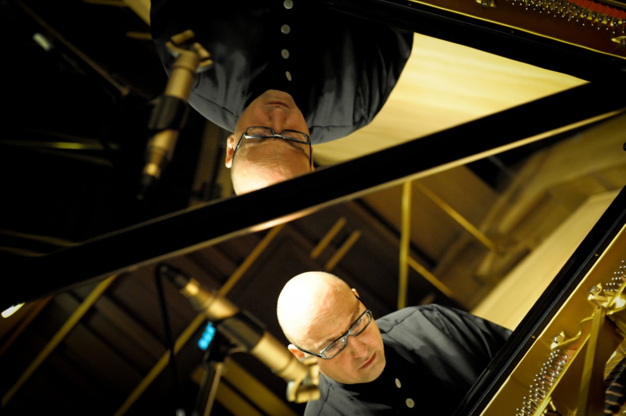 Ο Γιώργος Ψυχογιός αυτοσχεδιάζει πάνω σε μελωδίες του Sting