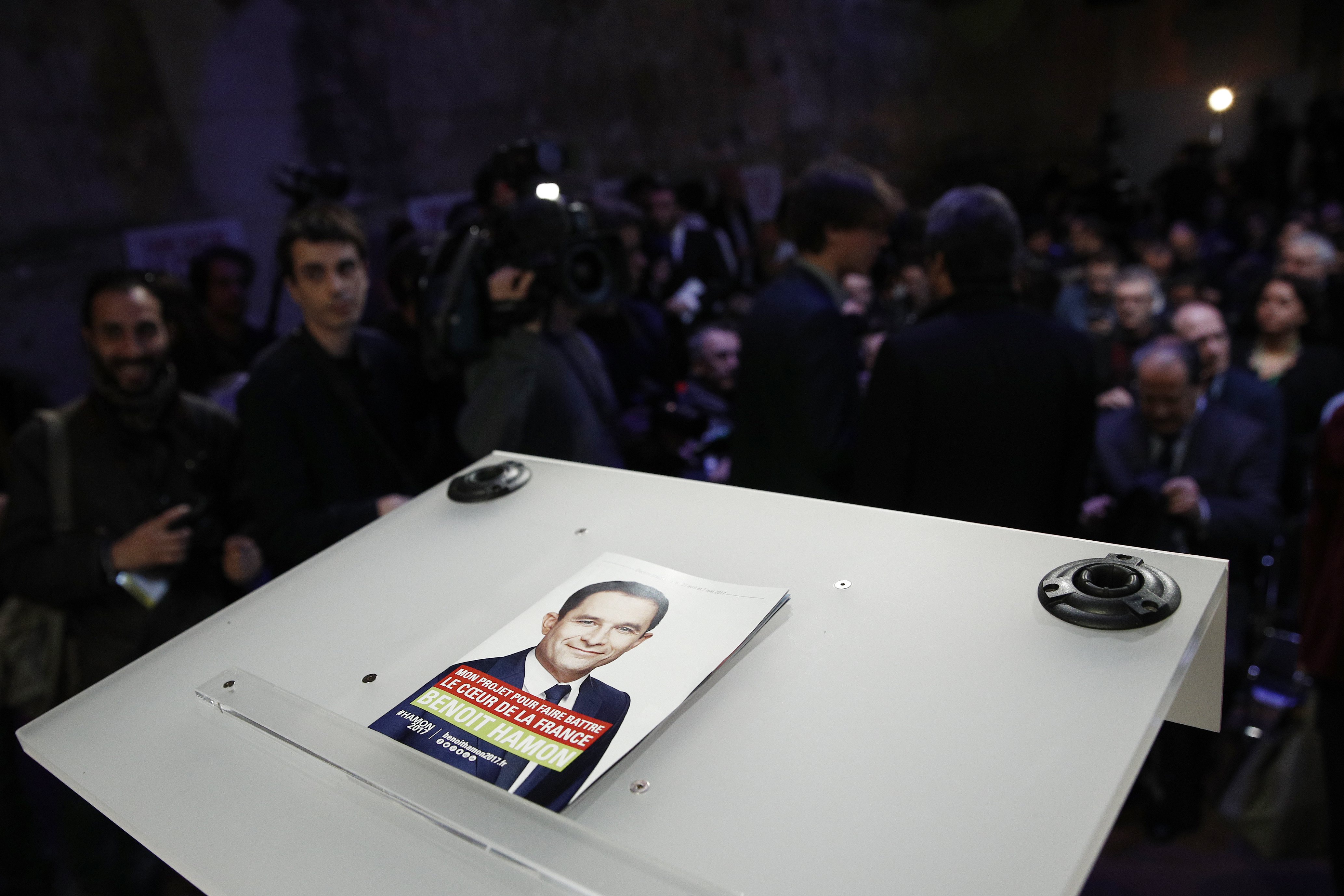 Γαλλία: Ο Αμόν χάνει έδαφος, ο Μακρόν επικρατέστερος νικητής στον β’ γύρο