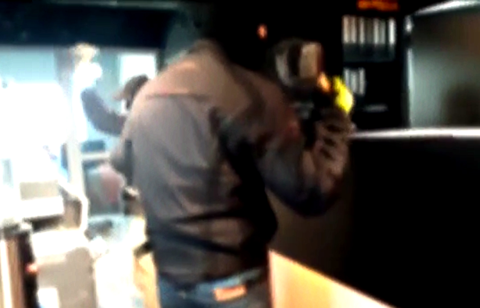 Γυαλιά καρφιά τα έκανε σε καφέ της Mikel ο «Ρουβίκωνας»