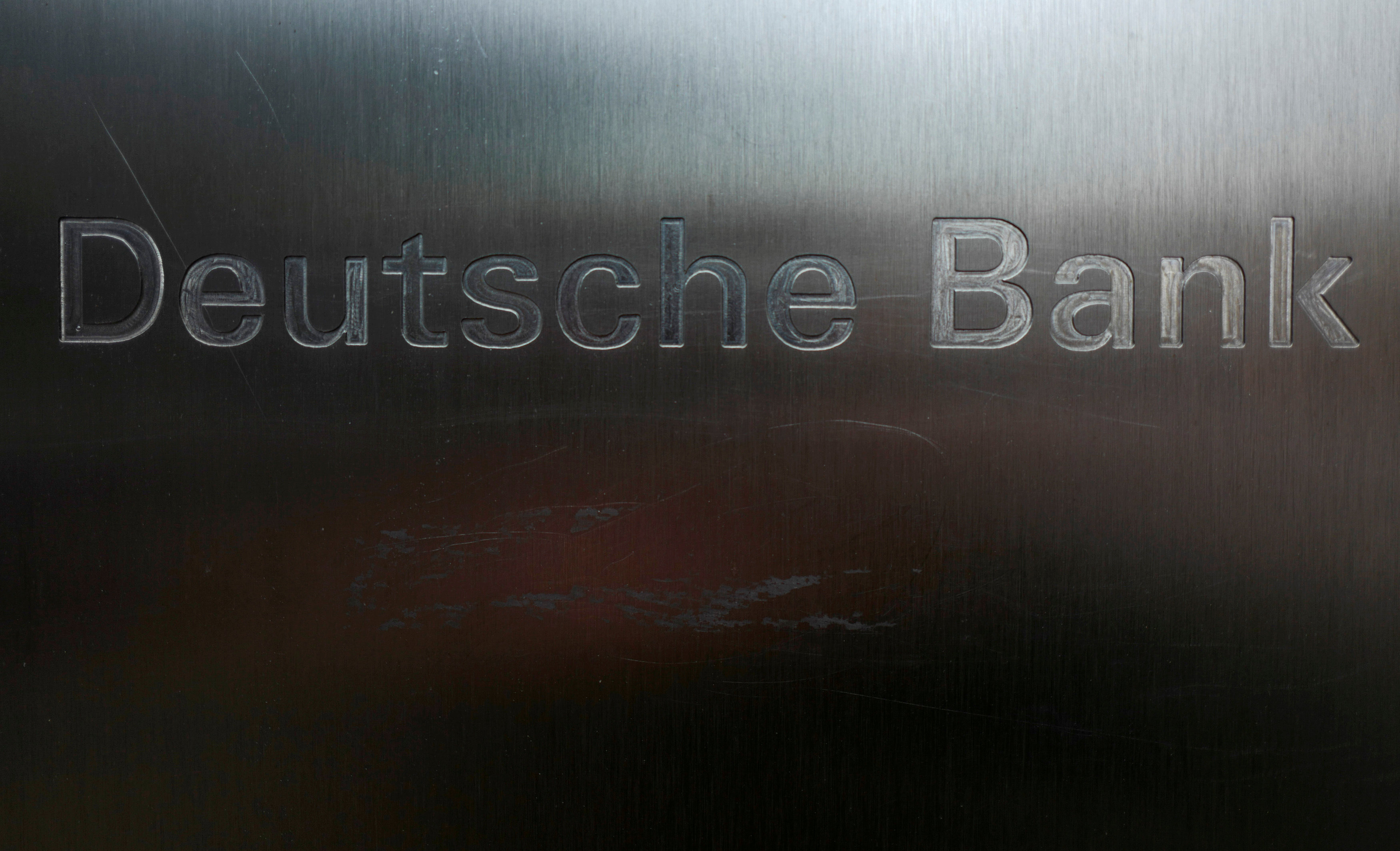 Deutsche Bank: Ξεκινά την αύξηση κεφαλαίου προβλέποντας σταθερά έσοδα για το 2017