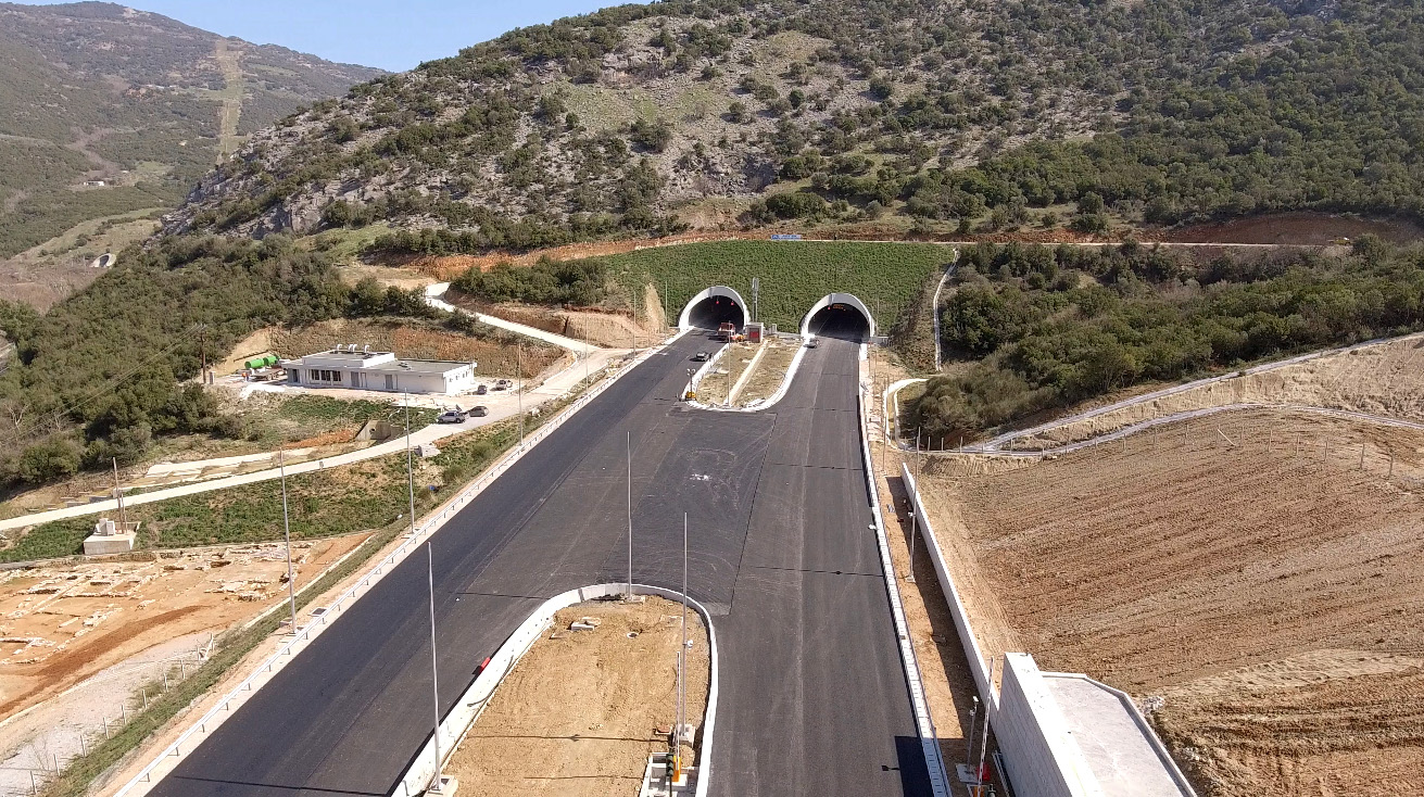 Στις 6 Απριλίου παραδίδονται οι σήραγγες Τεμπών, Μ.Πέμπτη η Κορίνθου-Πατρών