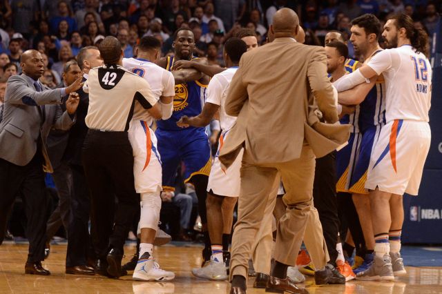 Θρίαμβος των Γουόριορς μέσα σε συμπλοκές στην Οκλαχόμα