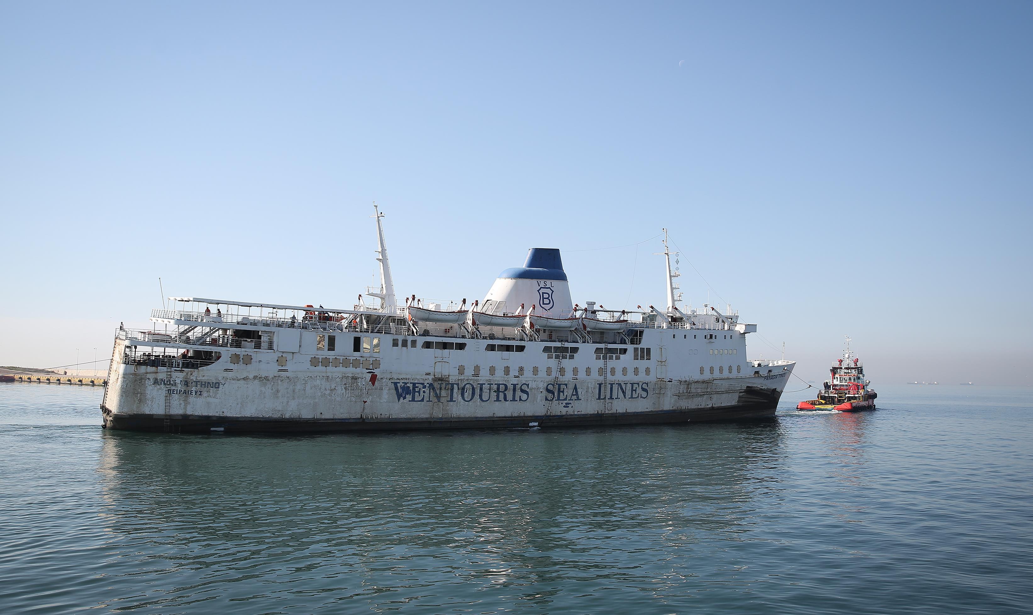 Απομακρύνθηκε από το λιμάνι του Πειραιά η «Παναγία Τήνου»