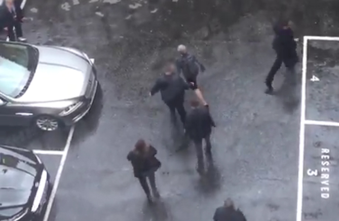 «Get in the car»: Η στιγμή που η Τερέζα Μέι φυγαδεύεται από τη Βουλή