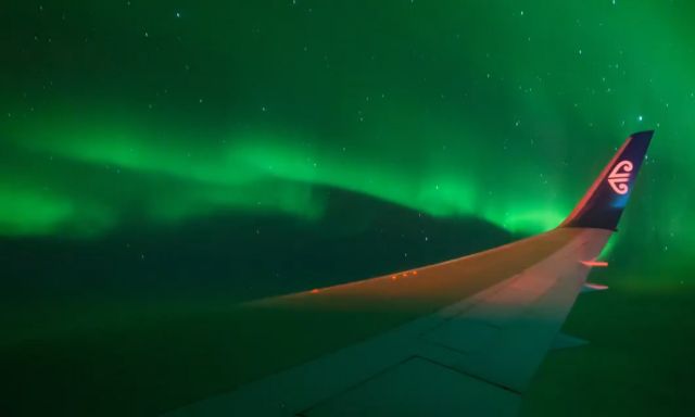 Εικόνες που υπνωτίζουν από την πρώτη πτήση τσάρτερ στο Νότιο Σέλας