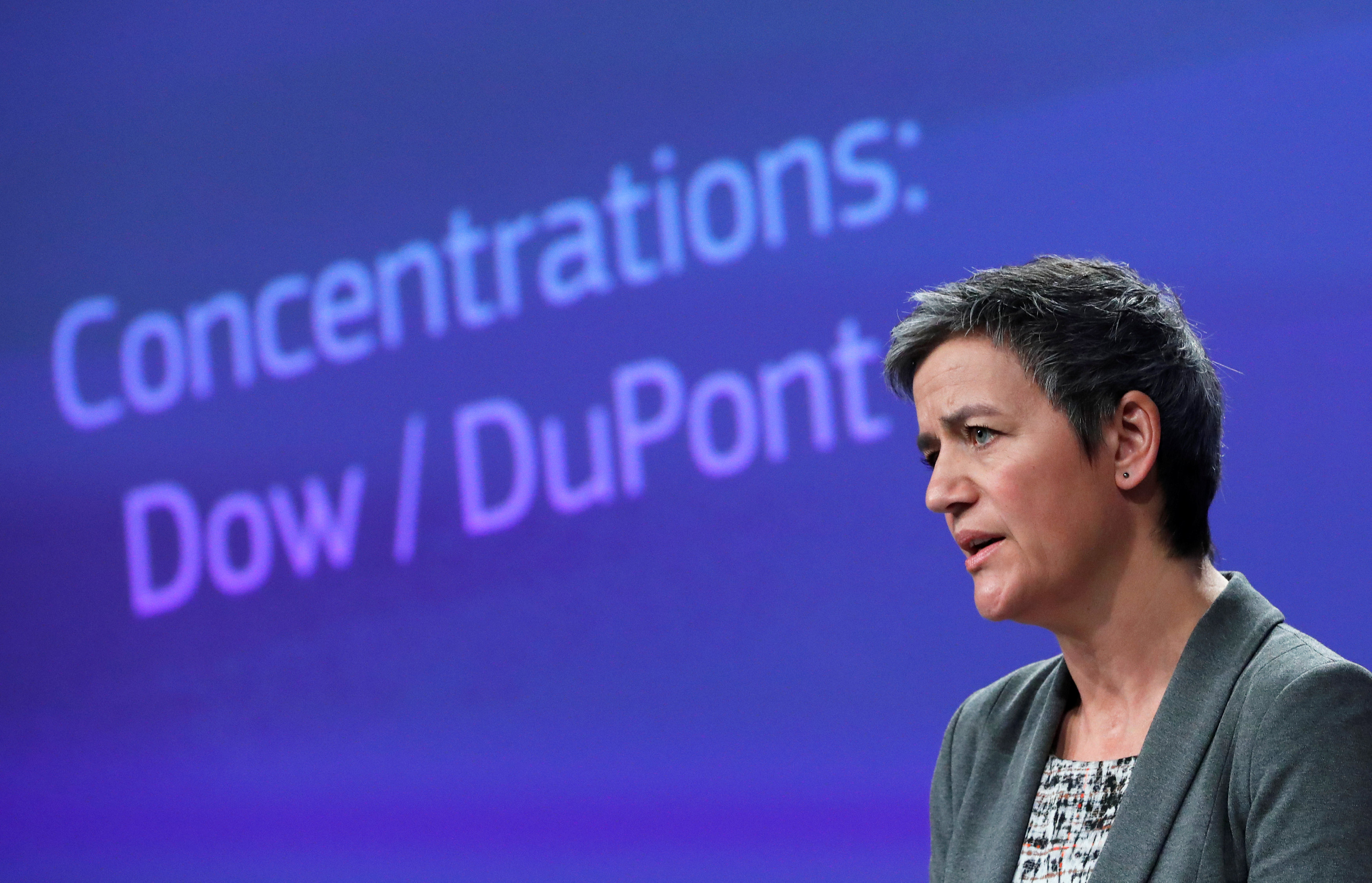 Κομισιόν: «Ναι» υπό όρους στη συγχώνευση Dow και DuPont