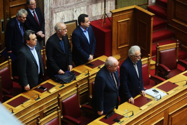 Βουλή: Ενός λεπτού σιγή για τα νεαρά παιδιά που σκοτώθηκαν στο τροχαίο του Ευόσμου