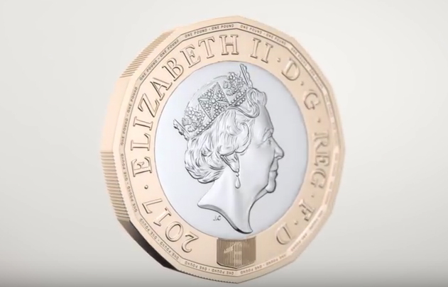 Oι Βρετανοί αποχαιρετούν το βαρύ και χοντρό κέρμα της μίας λίρας