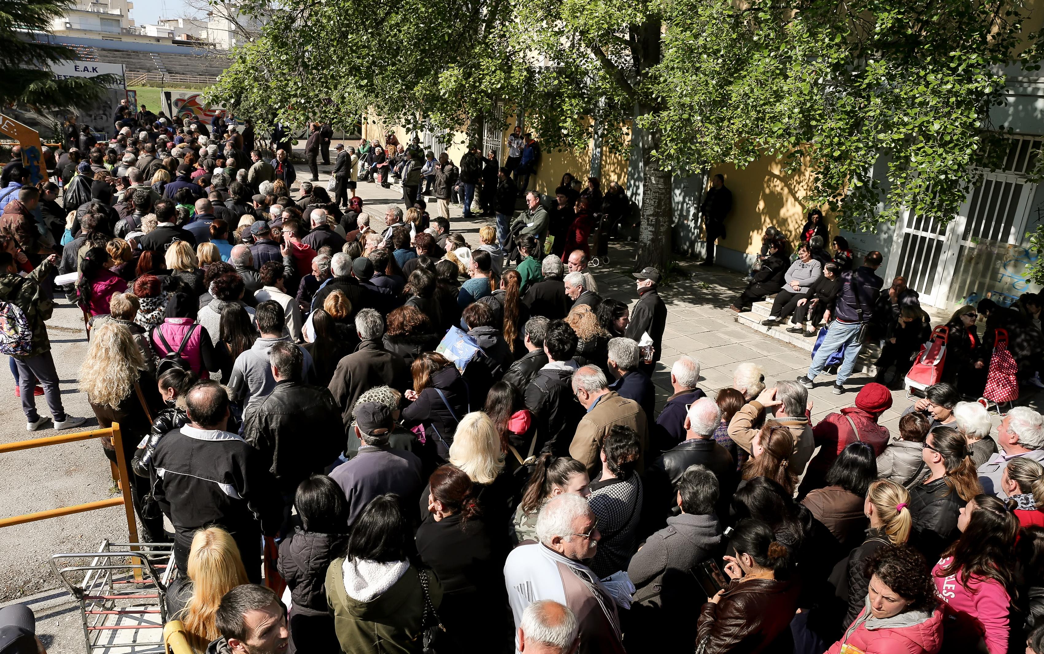 Τεράστιες ουρές στη διανομή τροφίμων στη δυτική Θεσσαλονίκη