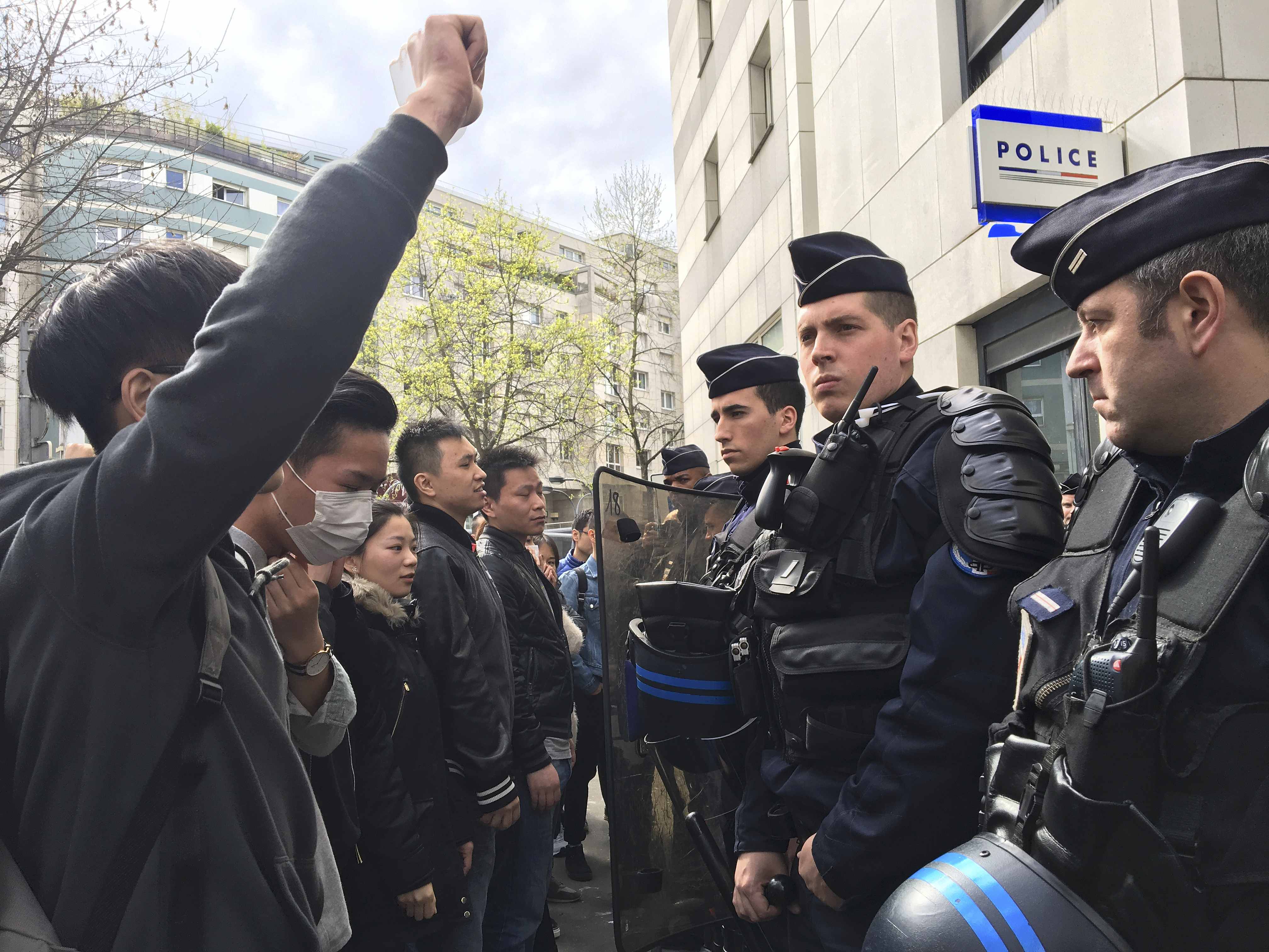 Συγκρούσεις στο Παρίσι μετά τη δολοφονία Κινέζου από αστυνομικούς