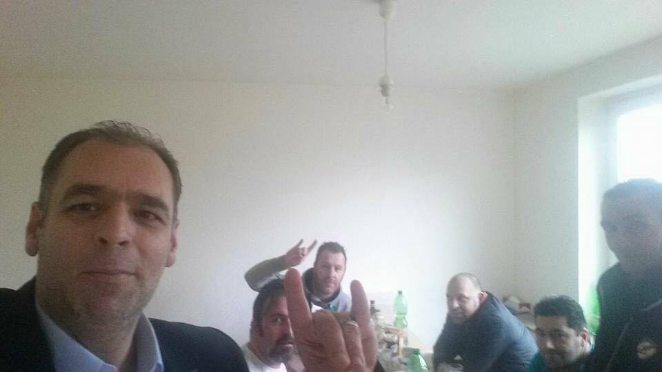 Μουσουλμάνος περιφερειακός σύμβουλος εμφανίζεται να κάνει το σήμα των γκρίζων λύκων