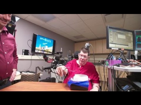 Σύστημα επιτρέπει σε τετραπληγικό να κινεί τα χέρια με τη δύναμη της σκέψης