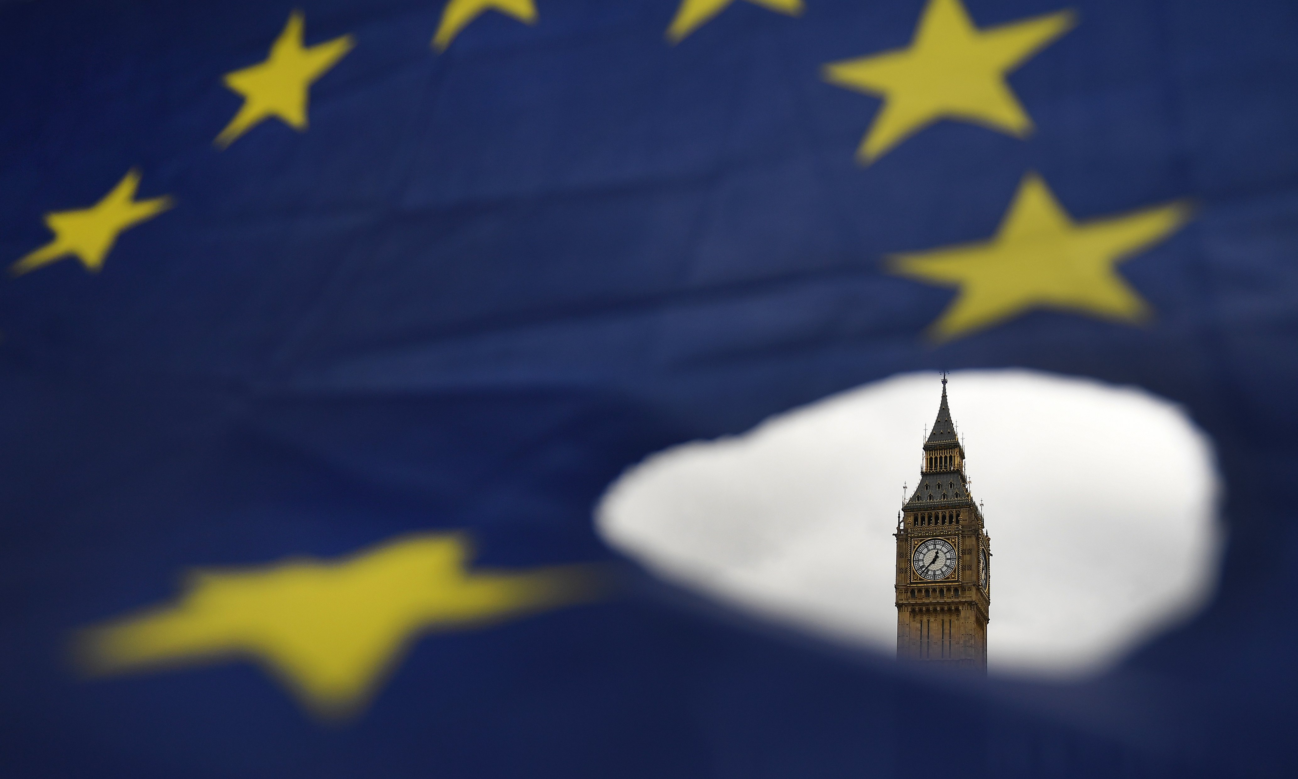 Από τη νομοθεσία ξεκινά το Λονδίνο την έξοδο από την ΕΕ