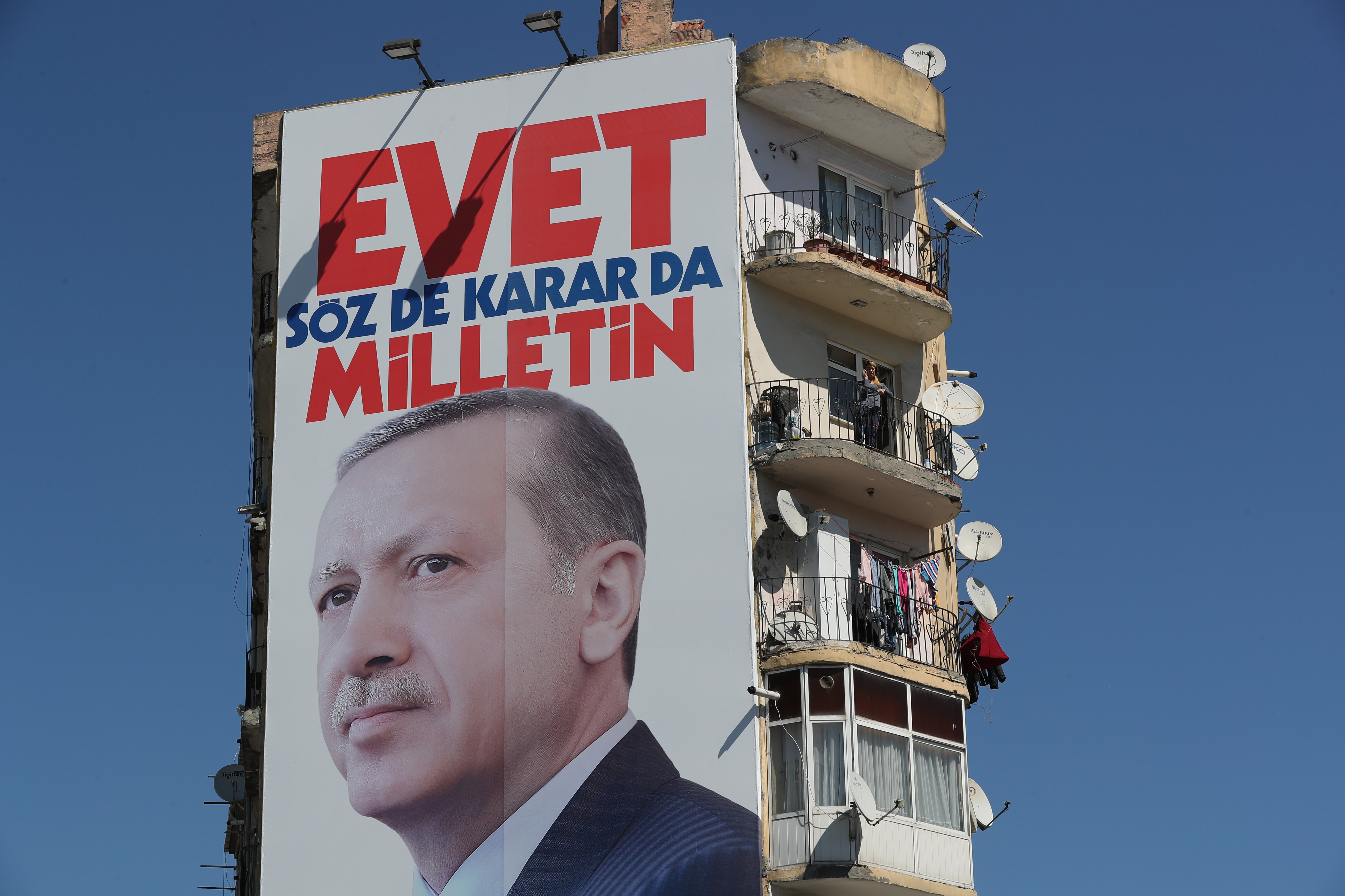 Αμφίρροπη διαγράφεται η μάχη στο δημοψήφισμα για τις υπερεξουσίες Ερντογάν