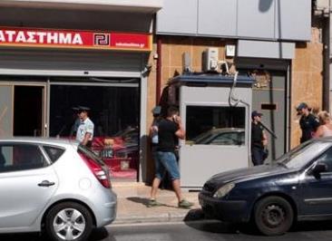 Καταδρομική κουκουλοφόρων στα γραφεία της ΧΑ στην Κατεχάκη