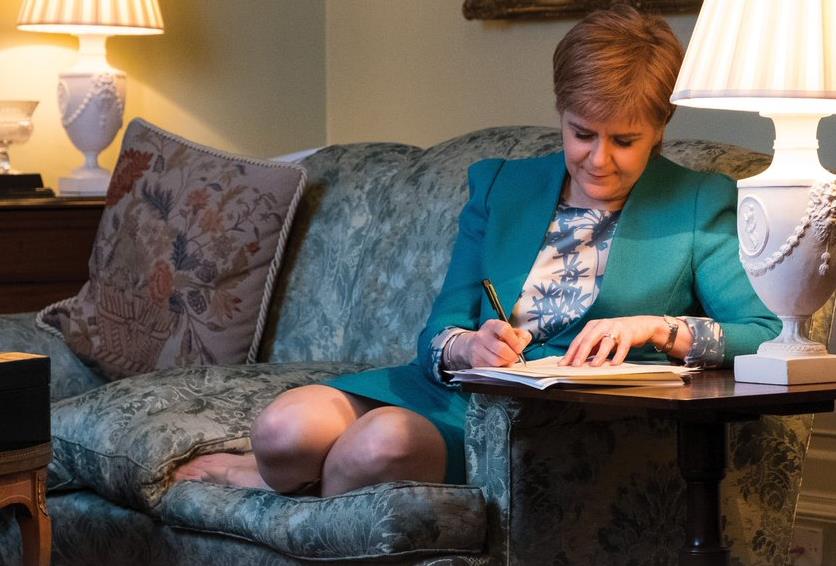 Χαλαρή στον καναπέ, η Στέρτζεον γράφει επιστολή προς Λονδίνο