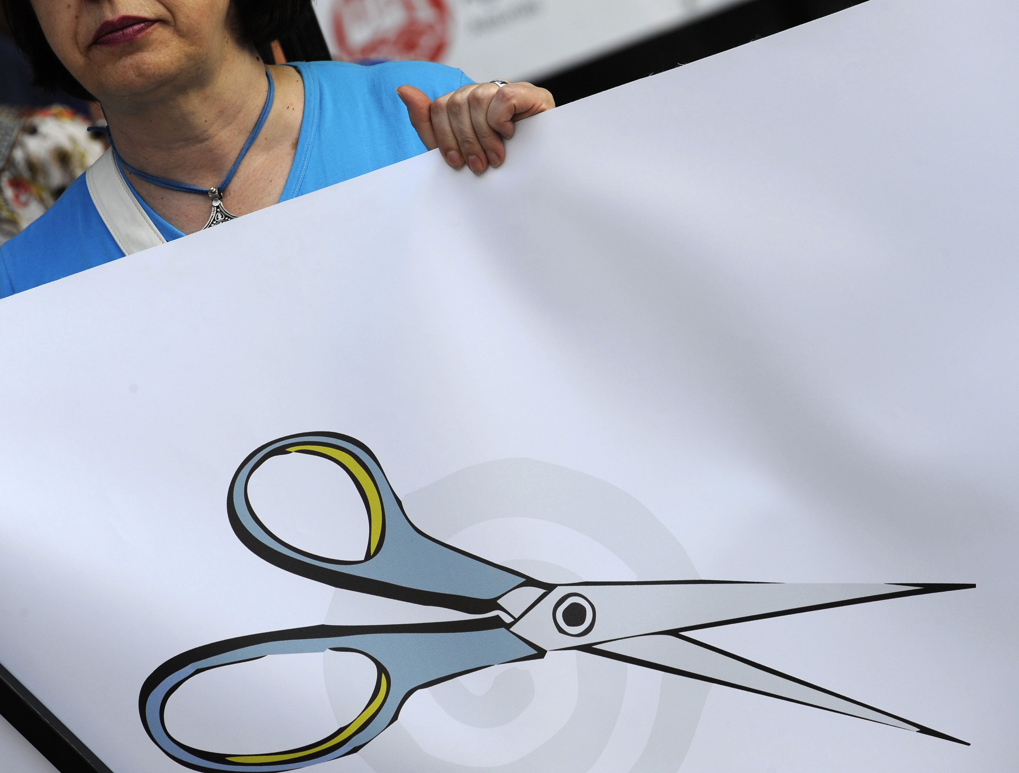 EUobserver: Οι δανειστές θέλουν να υπονομεύσουν τα δικαιώματα Ελλήνων εργαζομένων