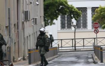 Επίθεση κουκουλοφόρων στη διμοιρία των ΜΑΤ στην Χ.Τρικούπη