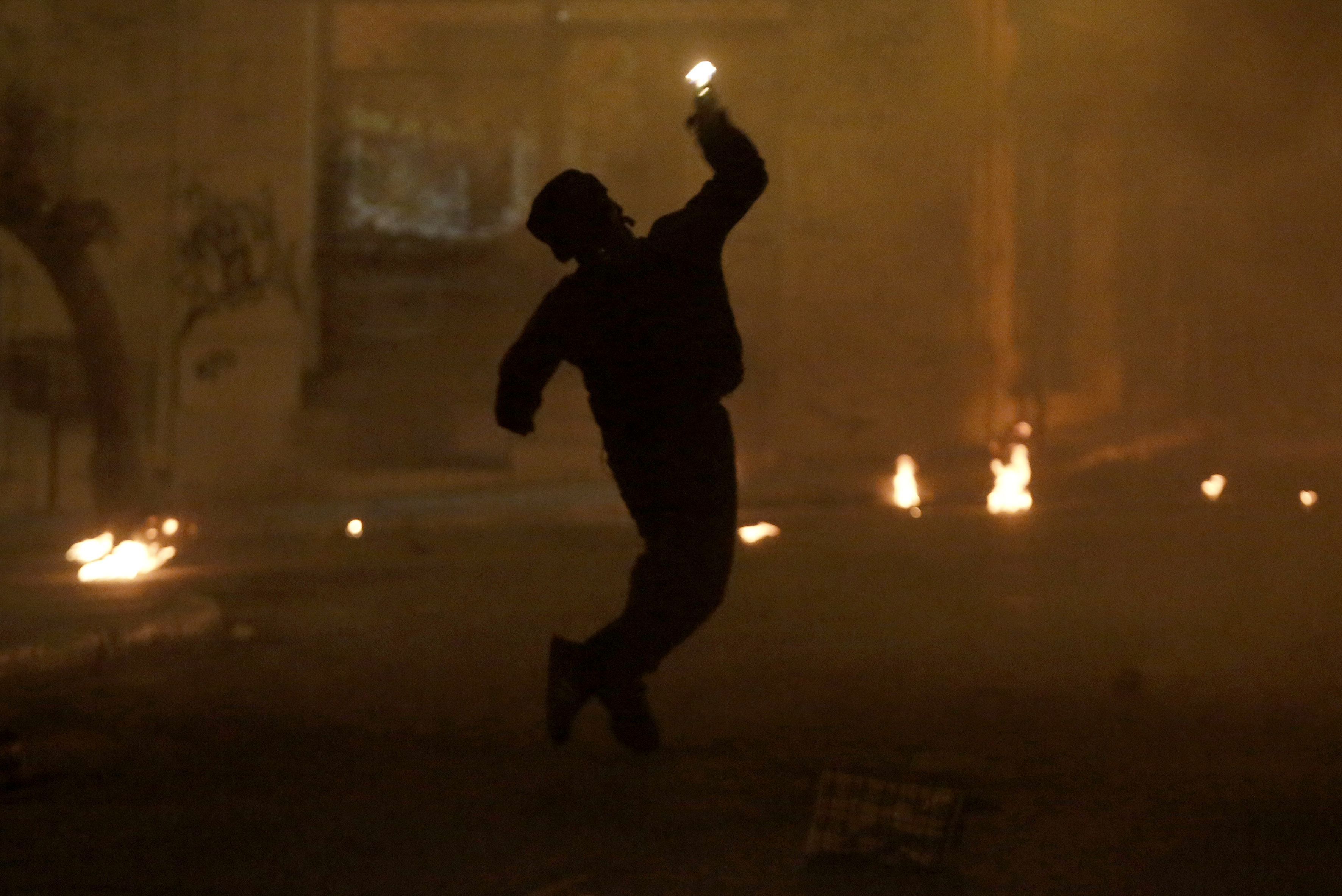 Επιθέσεις σε διμοιρία των ΜΑΤ στο κέντρο της Αθήνας