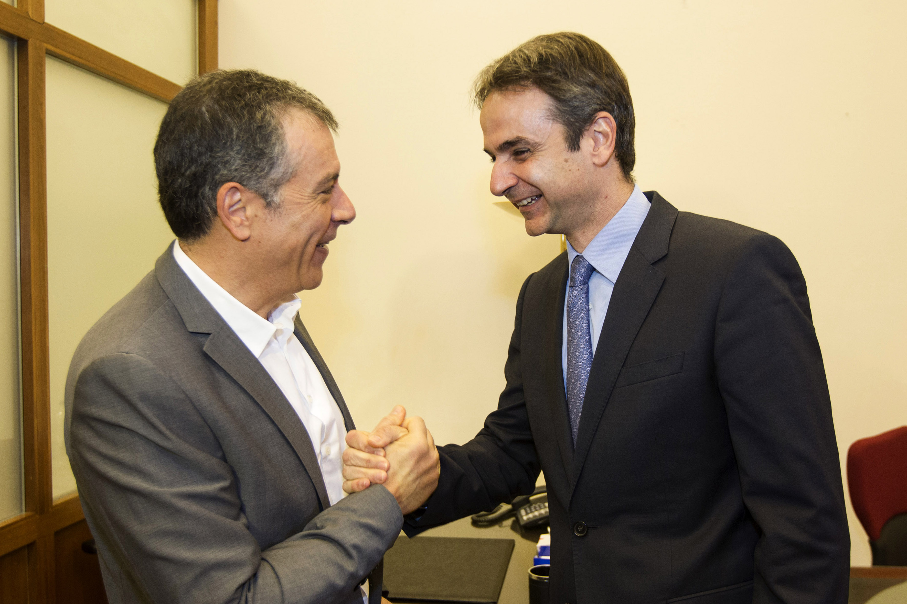 Συνάντηση Μητσοτάκη – Θεοδωράκη για την οικονομία και τις εκλογές