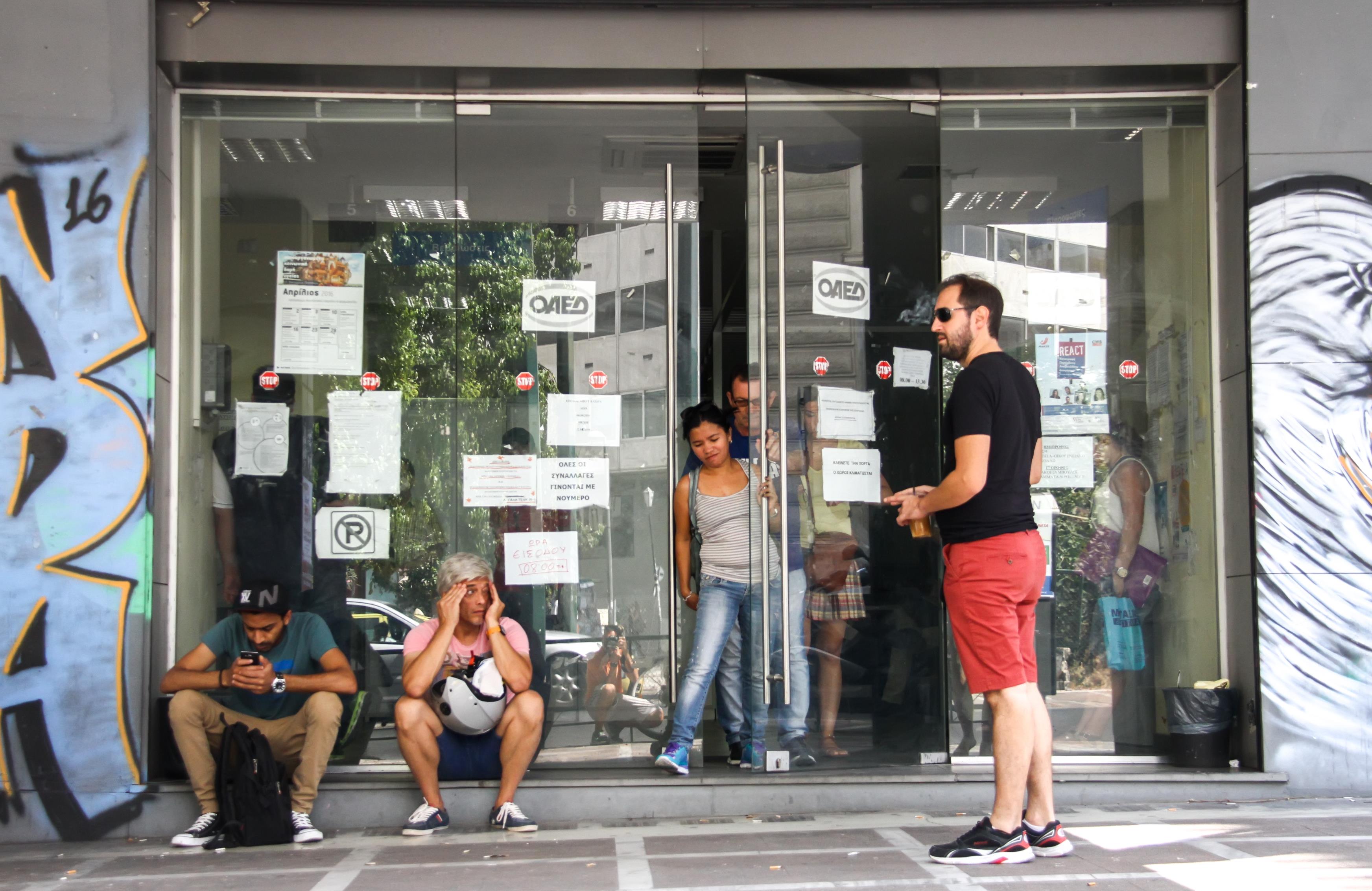 Μόνο ένας στους δέκα ανέργους παίρνει το επίδομα του ΟΑΕΔ