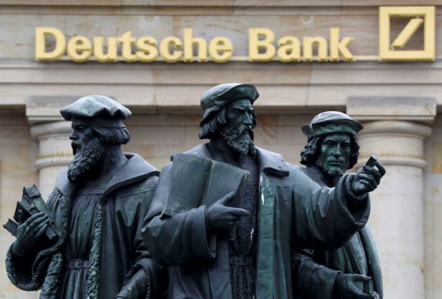 «Θυροκολλήθηκαν» στην Deutsche Bank οι 95 θέσεις κατά του καπιταλισμού