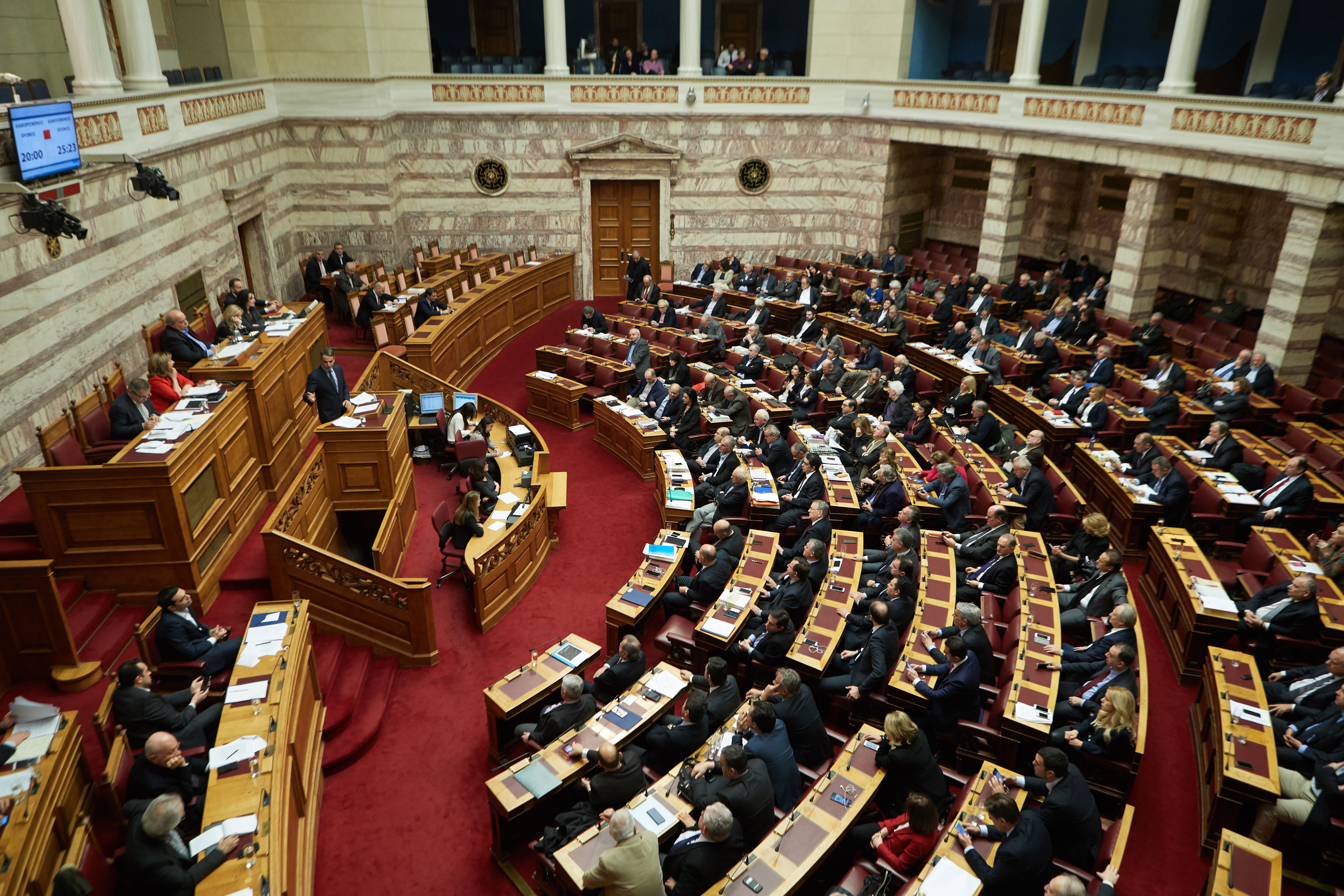 Υψηλοί τόνοι στη Βουλή για την αξιολόγηση και το προσφυγικό