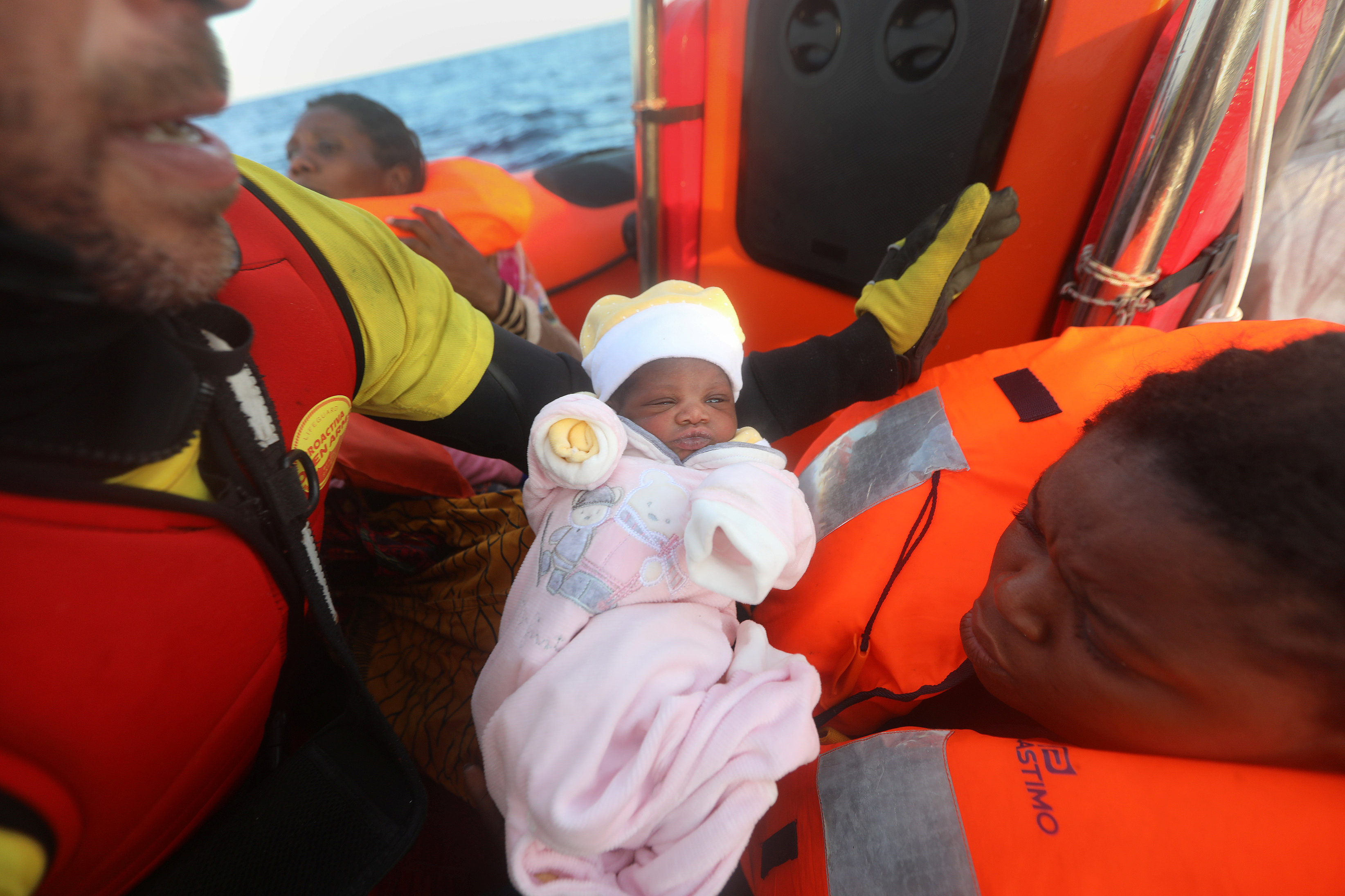 Κοριτσάκι τεσσάρων ημερών διασώθηκε στα νερά της Μεσογείου