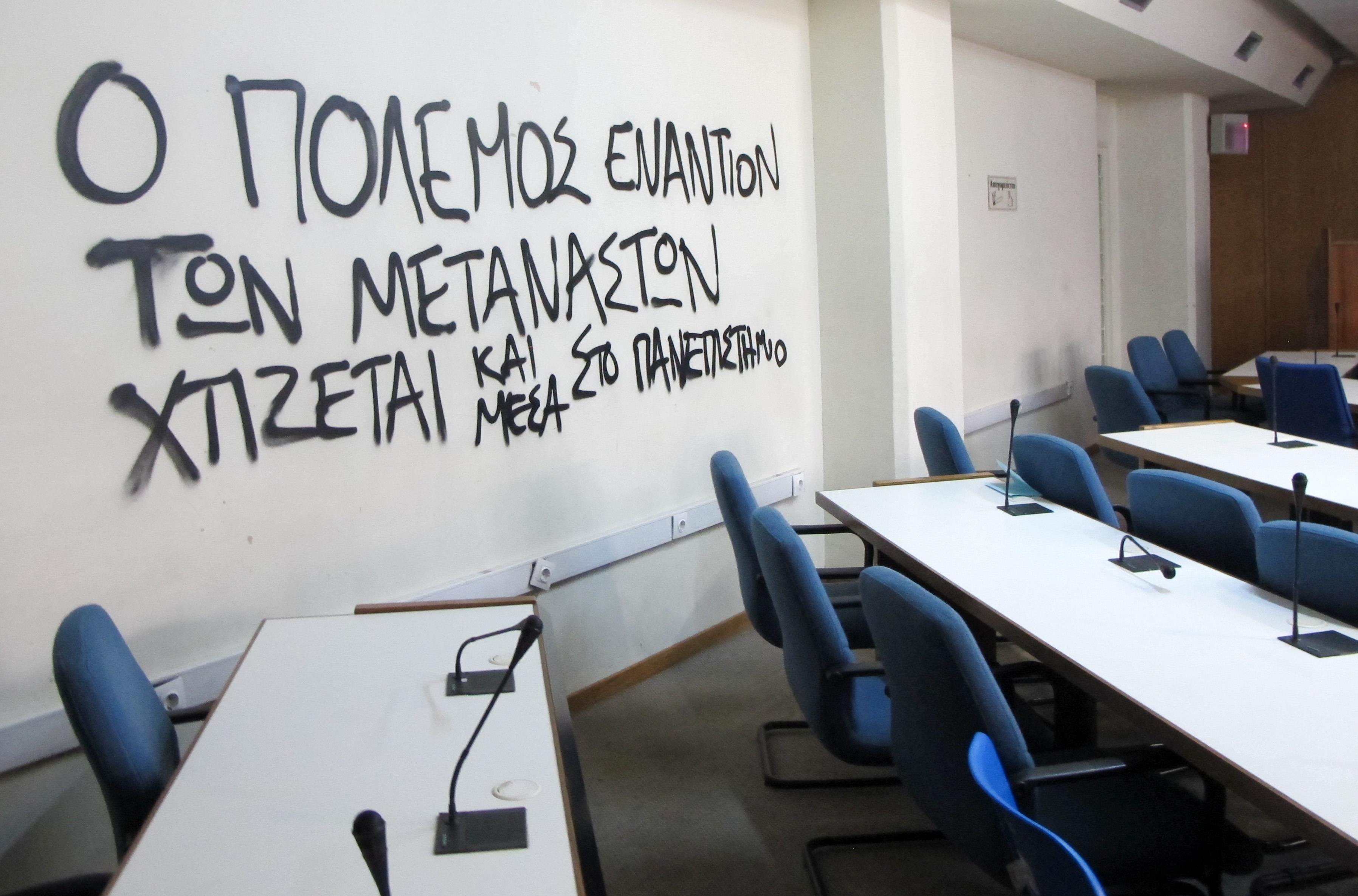 Εισβολή αντιεξουσιαστών με αμπούλες βρώμας στο ΠΑΜΑΚ