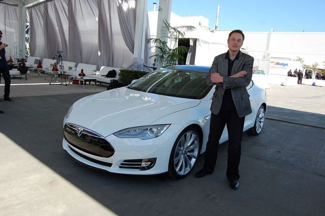 Η Tesla προσπέρασε τη Ford σε χρηματιστηριακή αξία