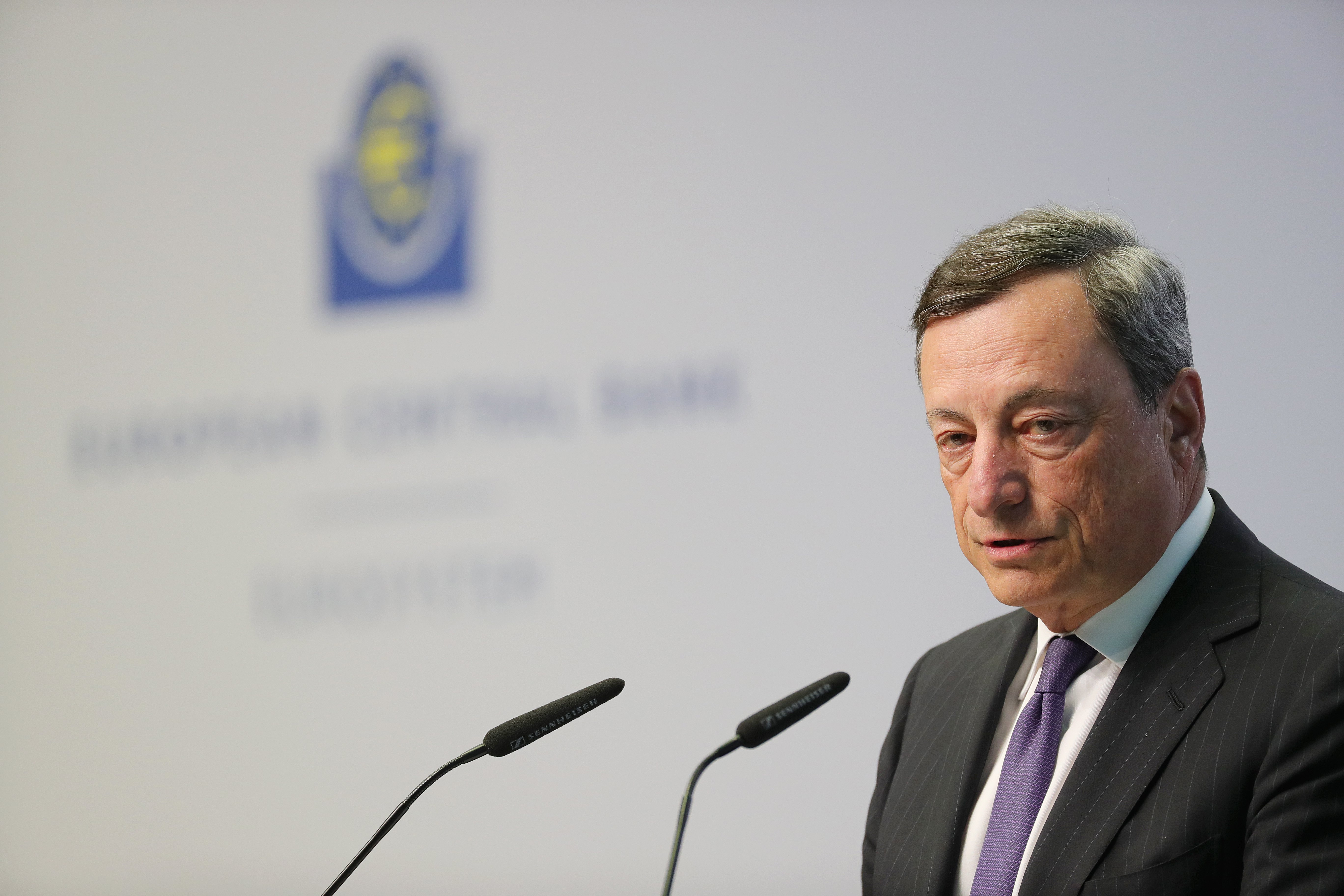 Καλή χρονιά το 2016, αποφαίνεται η ΕΚΤ και δείχνει τις νέες προκλήσεις