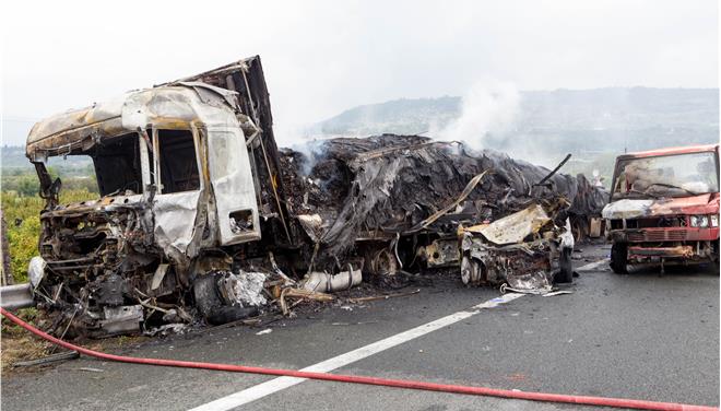 Νταλίκα κάηκε ολοσχερώς, συνελήφθη ο οδηγός που βρέθηκε θετικός σε αλκοόλ