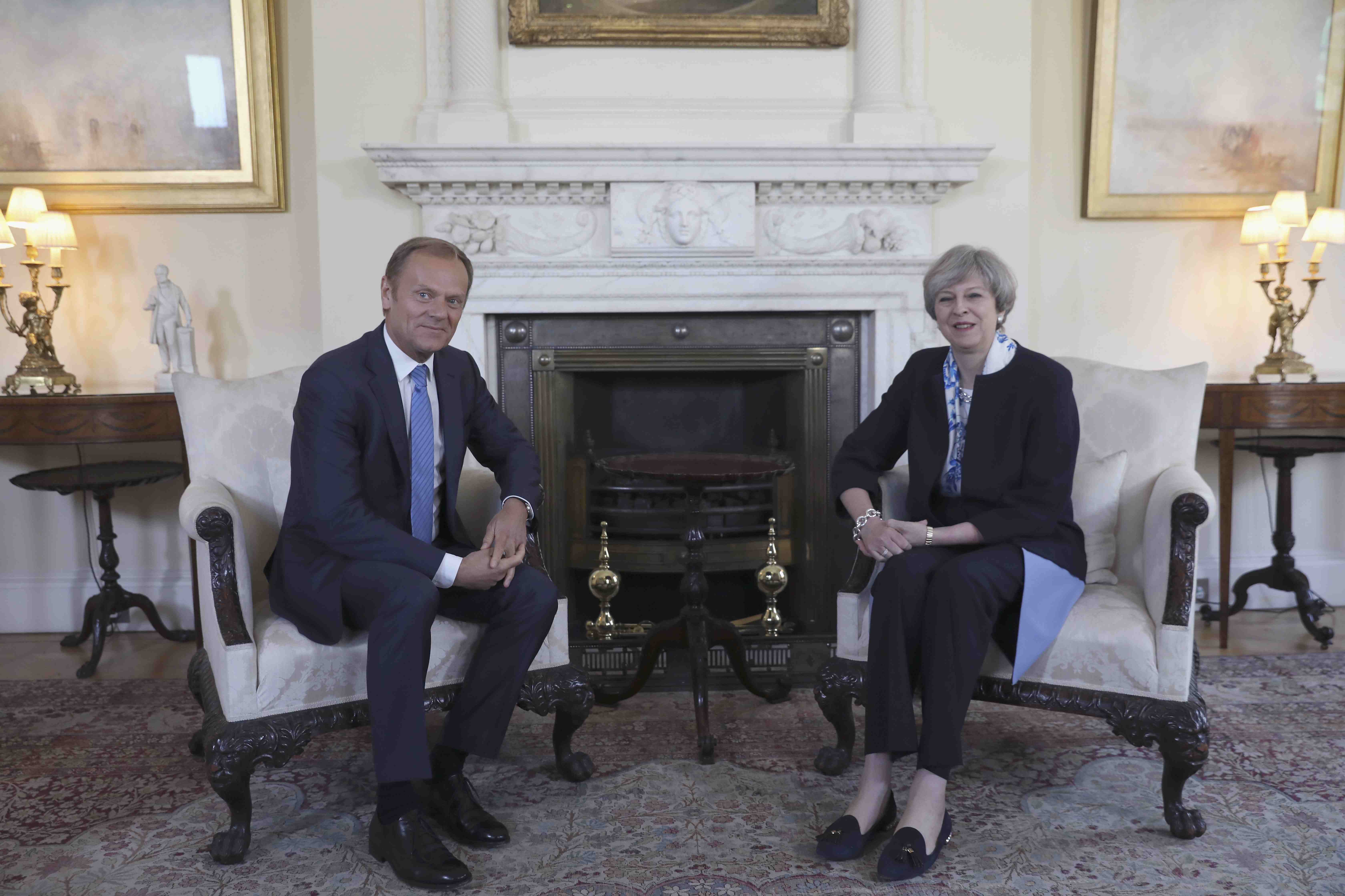 Τηλεφωνική επικοινωνία Τουσκ – Μέι για τις «χιτσκοκικές» εξελίξεις