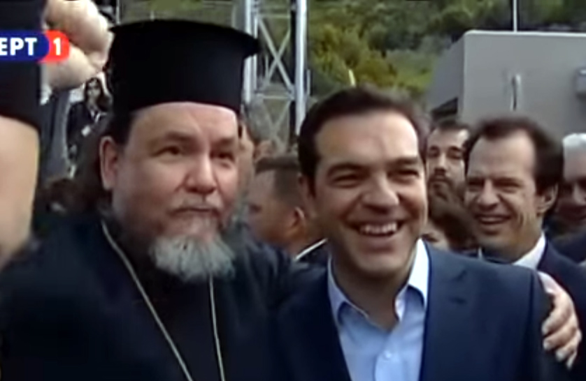 Η φωτογραφία του ιερέα «με έναν ακροαριστερό»