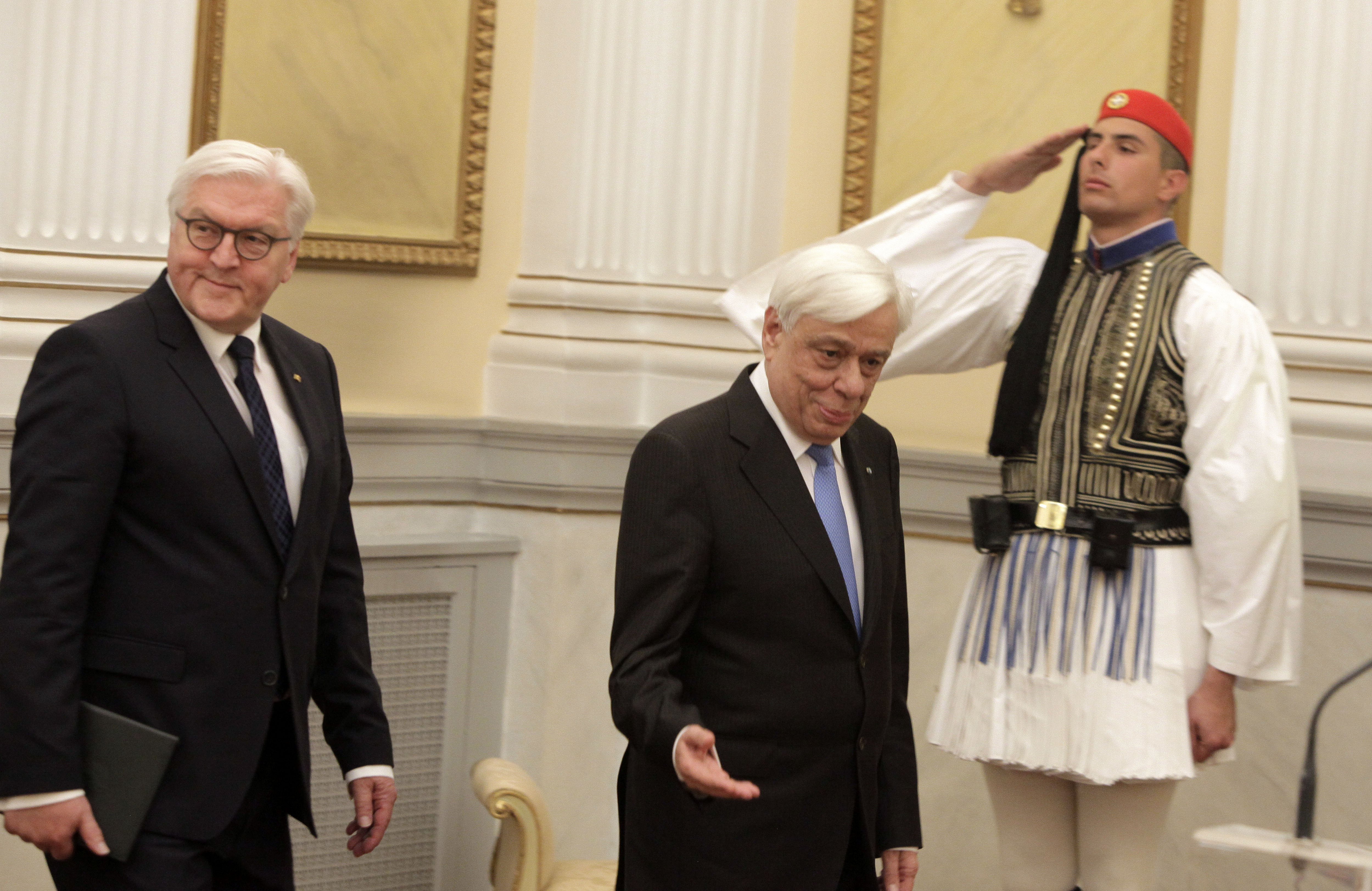 Παυλόπουλος προς Στάινμαϊερ: Να ληφθούν υπόψη οι θυσίες των Ελλήνων