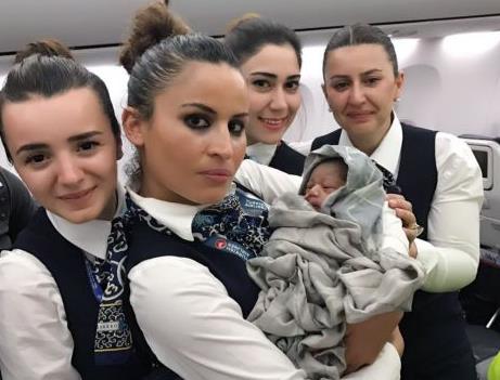 Baby on board: Ο πελαργός ήρθε στη διάρκεια της πτήσης