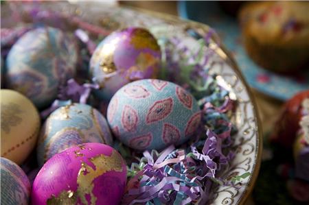 DIY: Βάψτε πολύχρωμα πασχαλινά αυγά με μεταξωτά υφάσματα