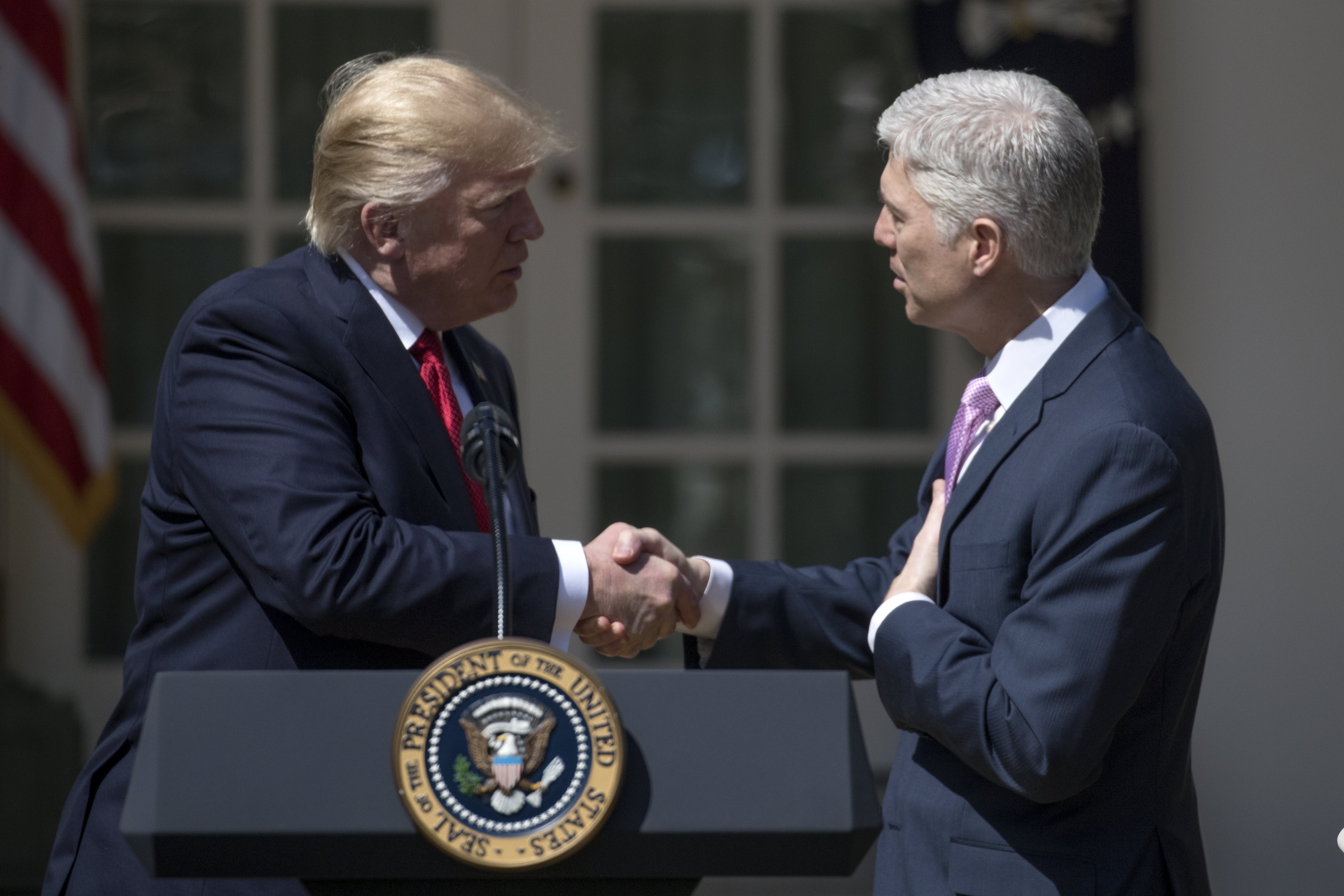 Ορκίστηκε ο εκλεκτός δικαστής του Τραμπ, Νιλ Γκόρσατς