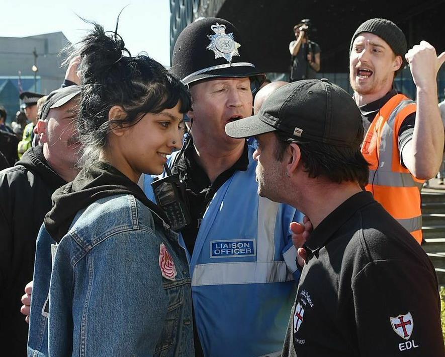 H γυναίκα που όρθωσε το ανάστημά της σε ακροδεξιό διαδηλωτή