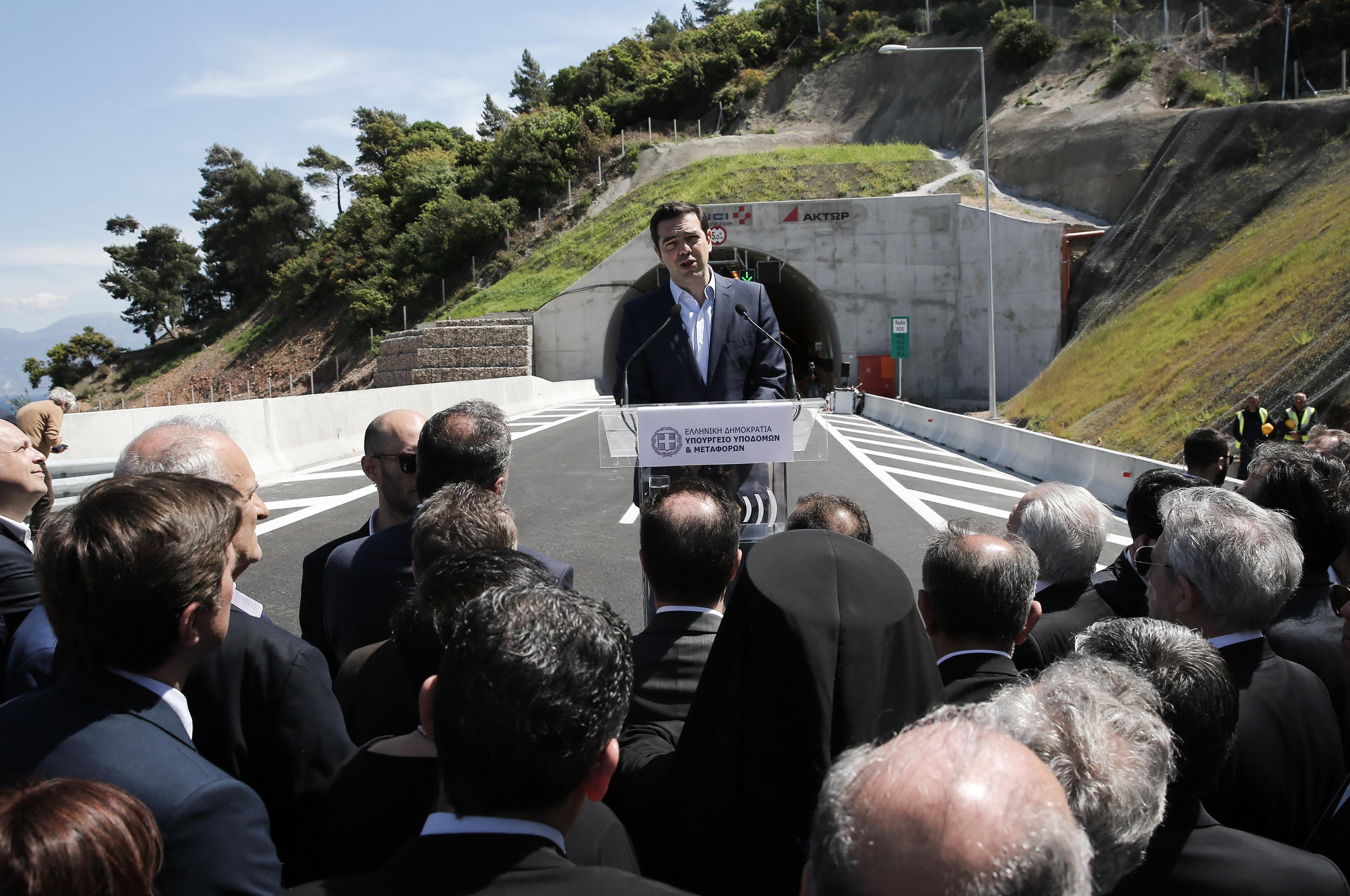 Ανοίγουμε δρόμους, λέει ο Τσίπρας εγκαινιάζοντας την Κορίνθου – Πατρών