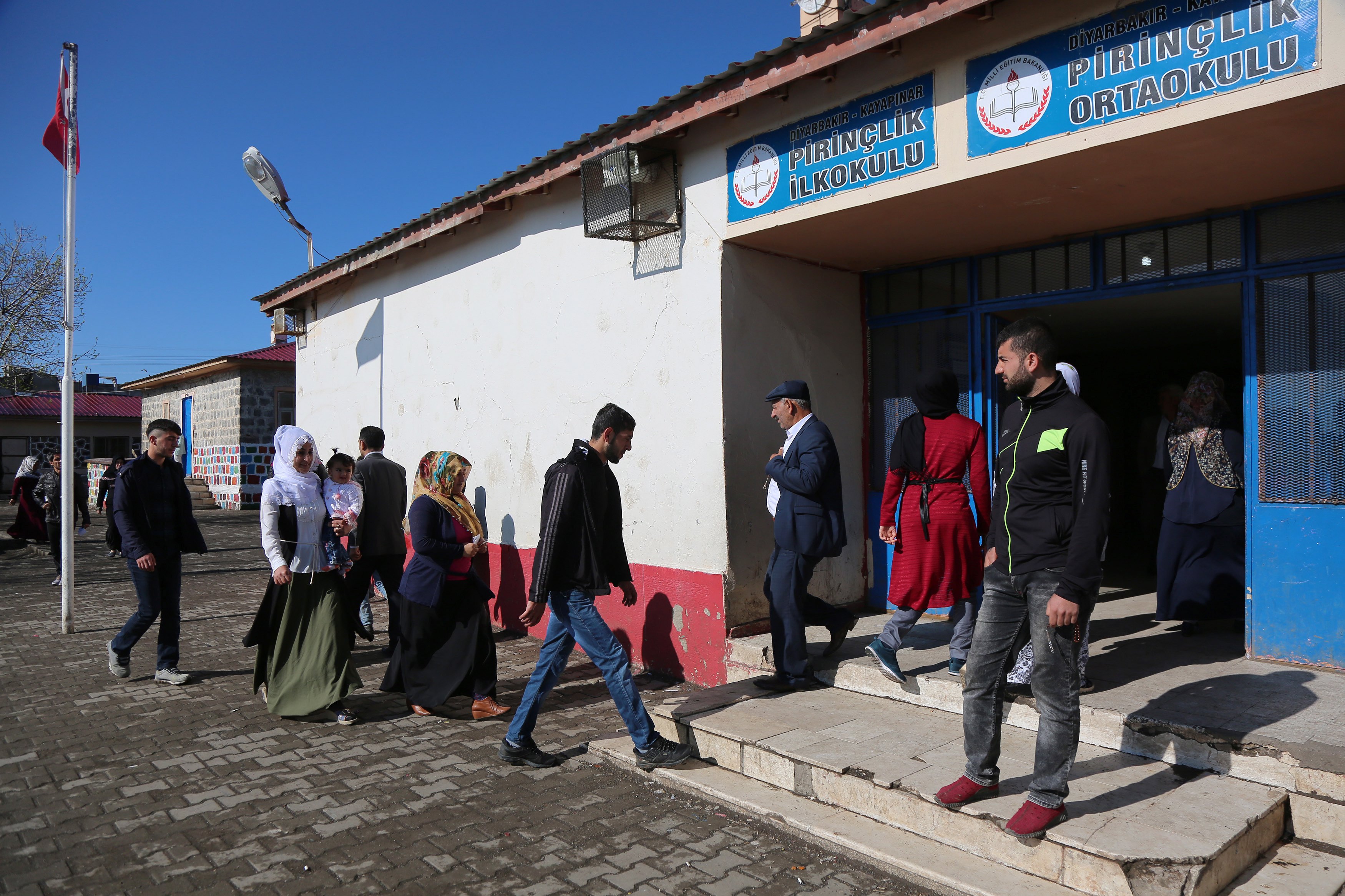 Πυροβολισμοί και νεκροί σε εκλογικό τμήμα στο Ντιγιάρμπακιρ
