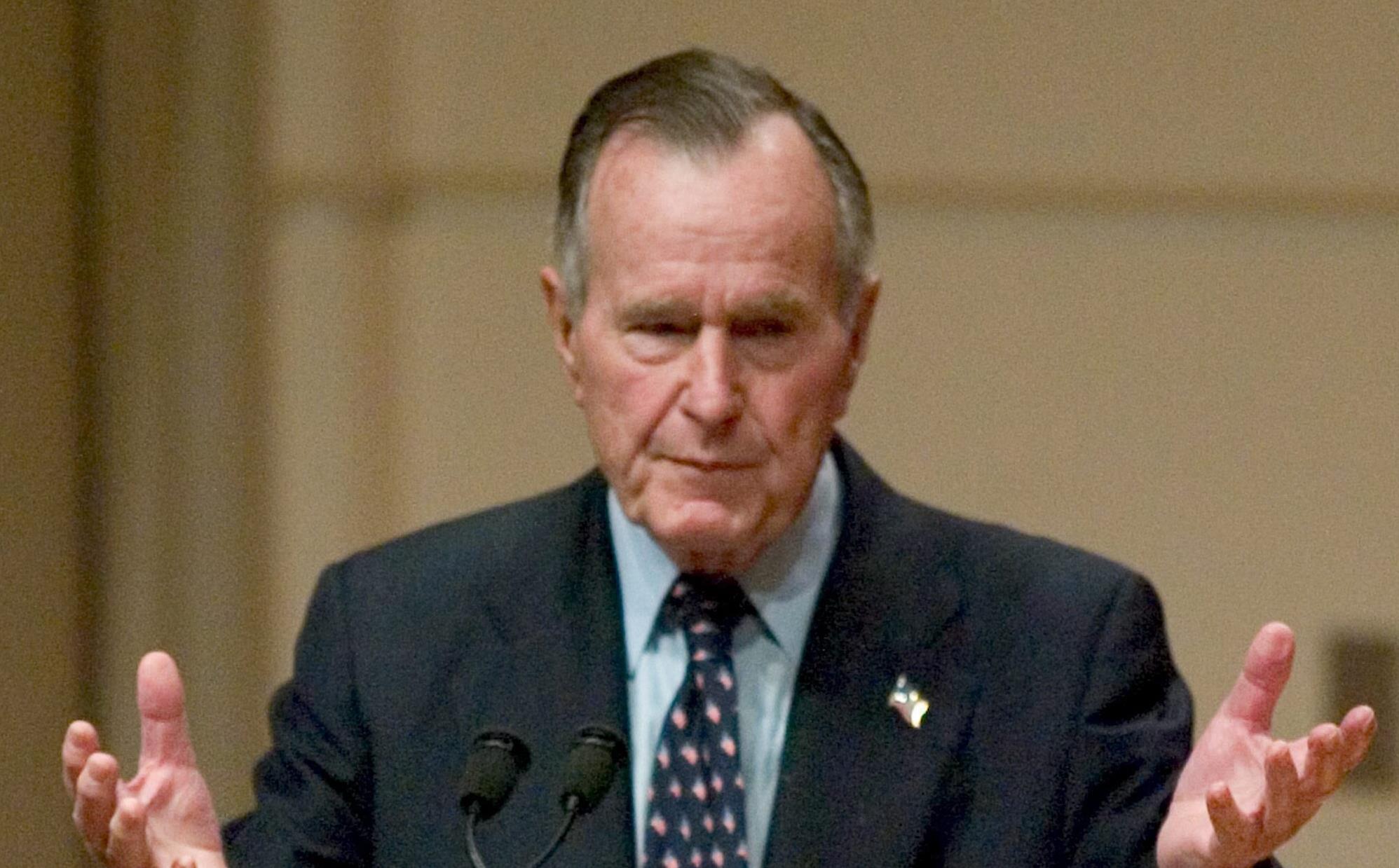 Παραμένει στο νοσοκομείο με πνευμονία ο Τζορτζ Μπους ο πρεσβύτερος