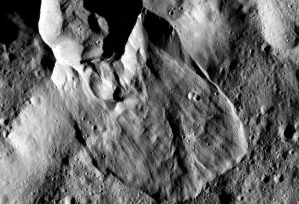 Κατολισθήσεις βράχων και πάγου ταράζουν τον νάνο πλανήτη Δήμητρα