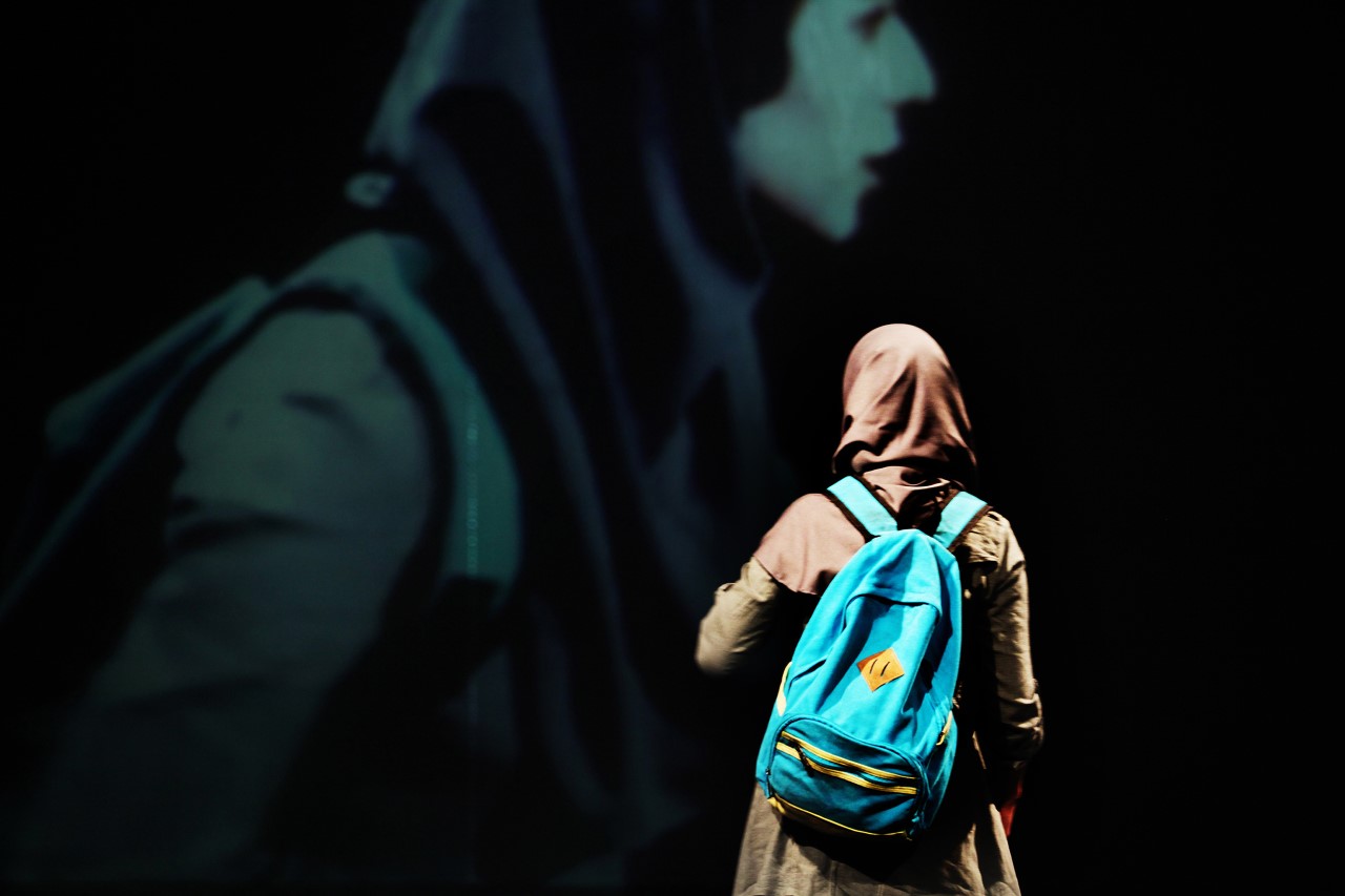 Πώς είναι να παίζεις στο θέατρο φορώντας τσαντόρ;